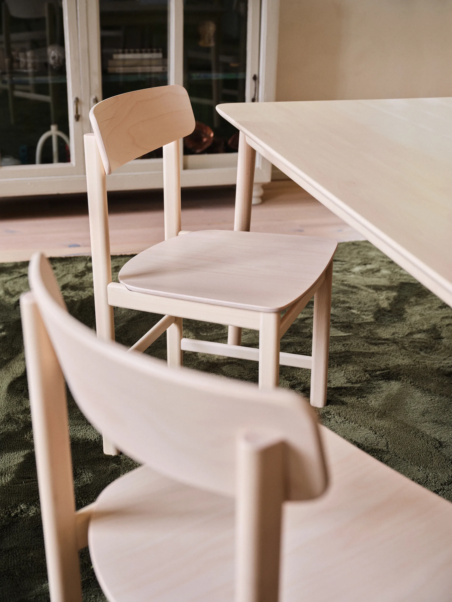 Krzesło z podłokietnikami Pal , Brzoza jasna, matowy lakier Stolab