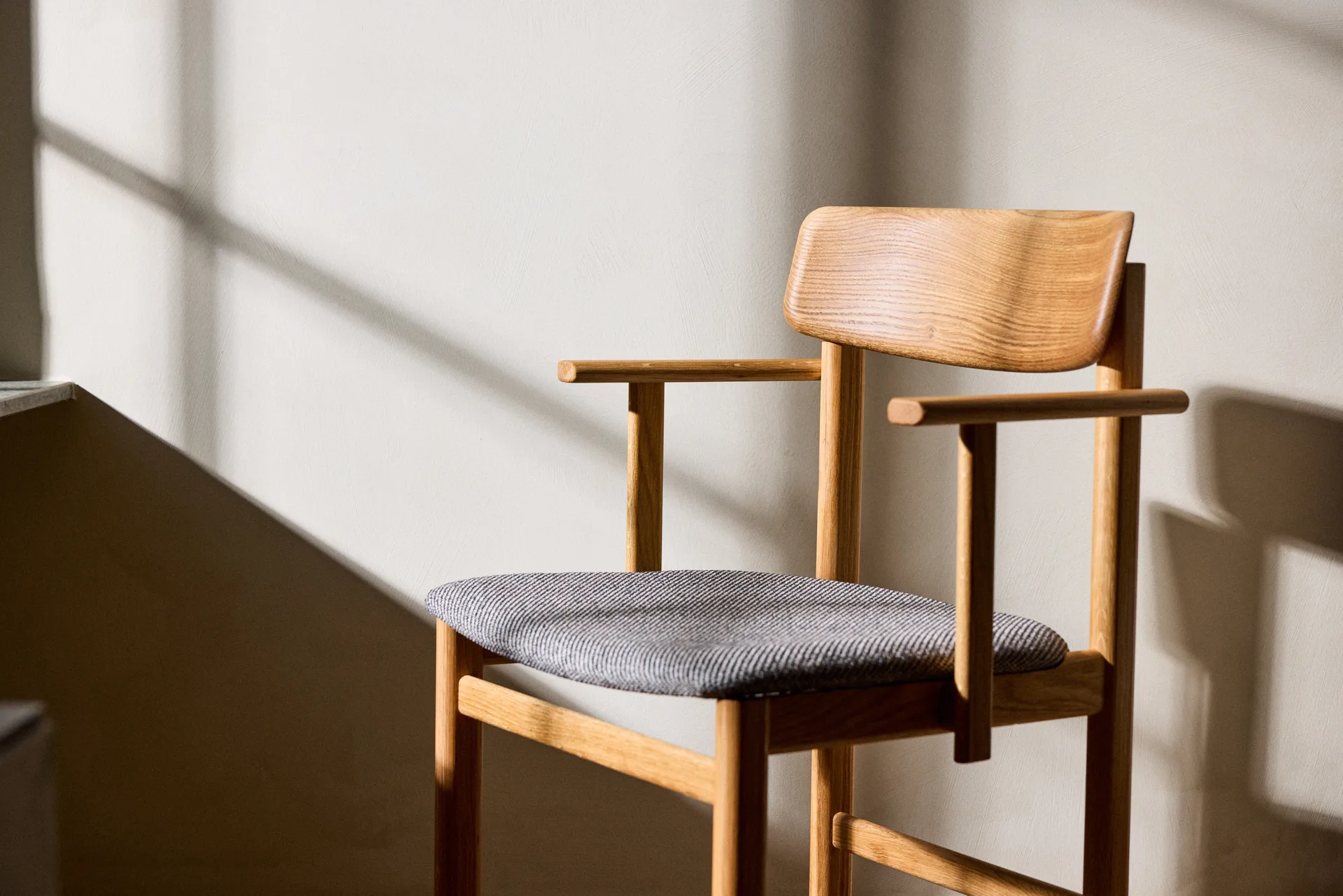 Krzesło z podłokietnikami Pal , Dąb, naturalny olej-Tornado V3576 Stolab