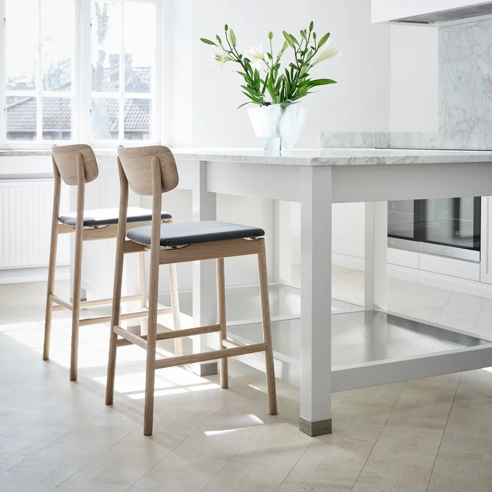 Prima Vista krzesło barowe, tkanina blues 9202 brąz/beż, biały olejowany dąb Stolab