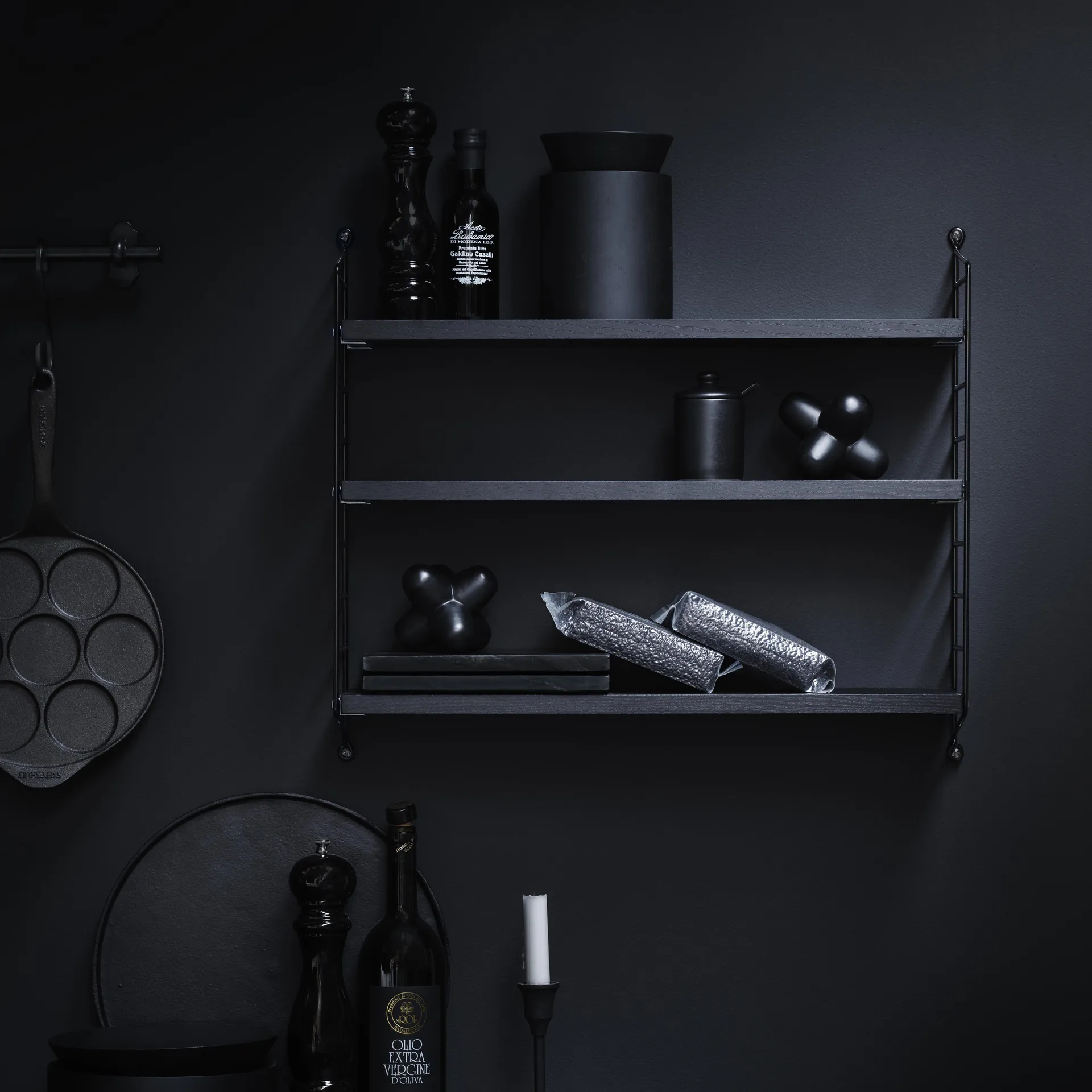 Półka String Pocket jesion barwiony na czarno, jesion barwiony na czarno String