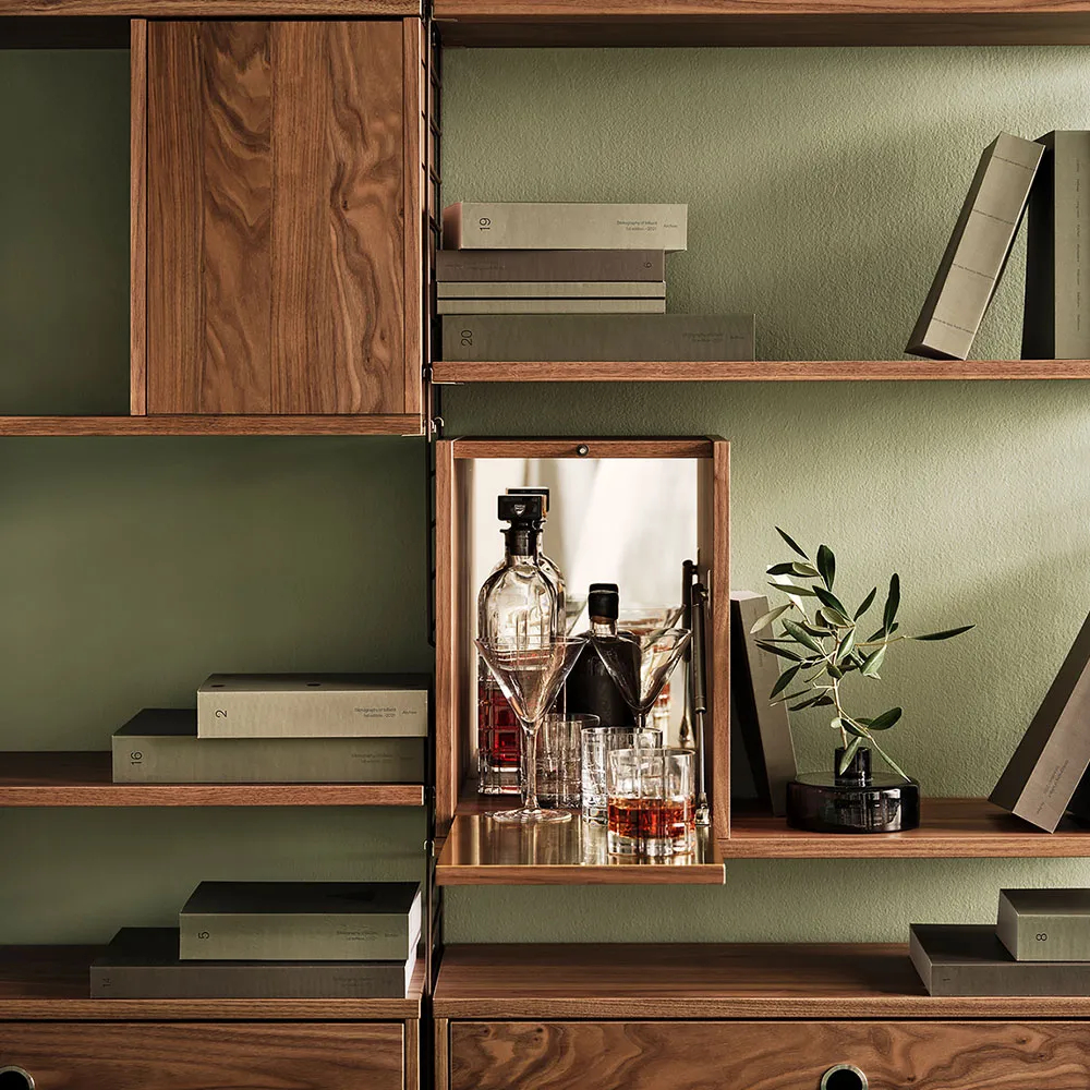 String barek, orzech włoski, wnętrze drzwi z nierdzewnej blachy, tylna część w lustrzanym szkle String