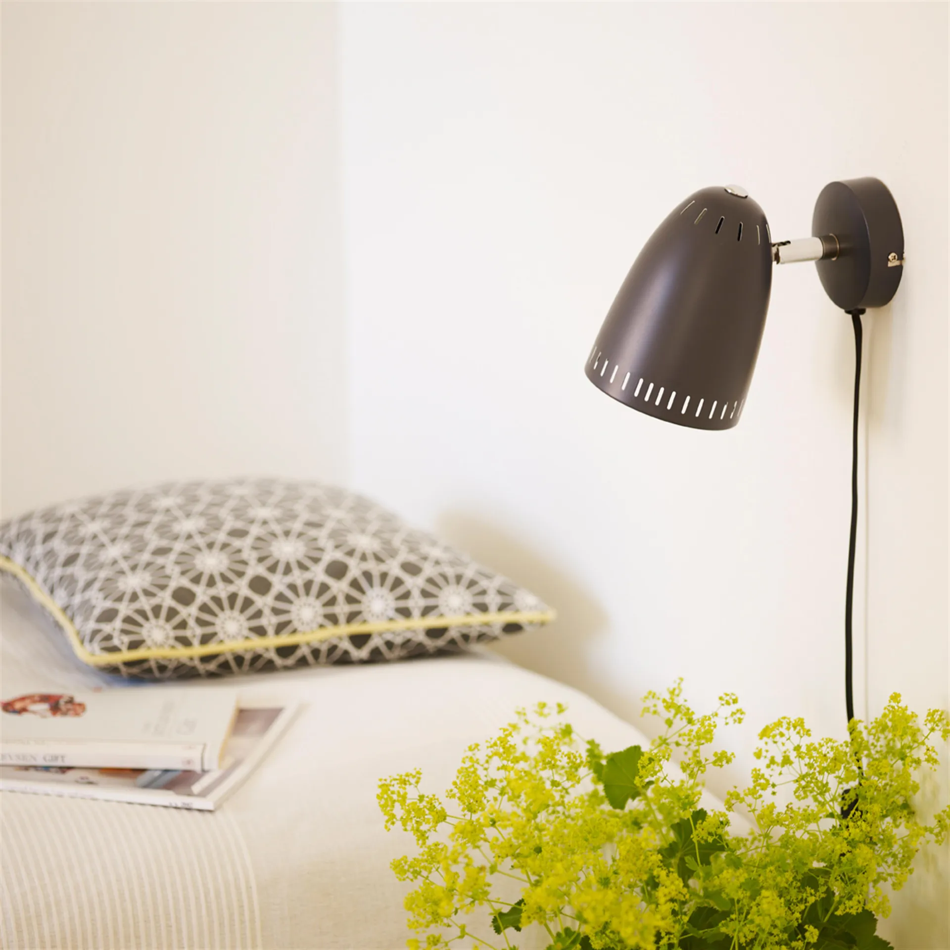 Lampa ścienna Dynamo krótkie ramię, matt almost black (szary) Superliving