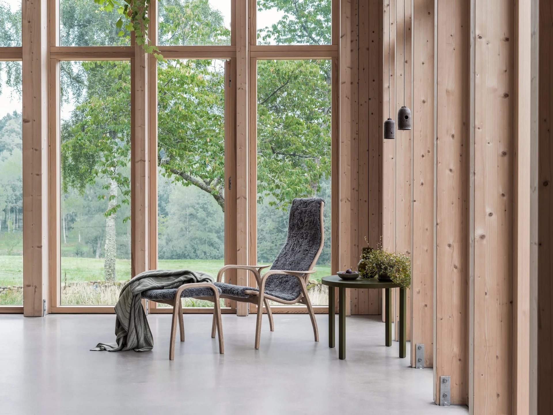 Fotel i podnóżek Lamino dąb olejowany/skóra jagnięca, Sahara (orzechowy brąz) Swedese