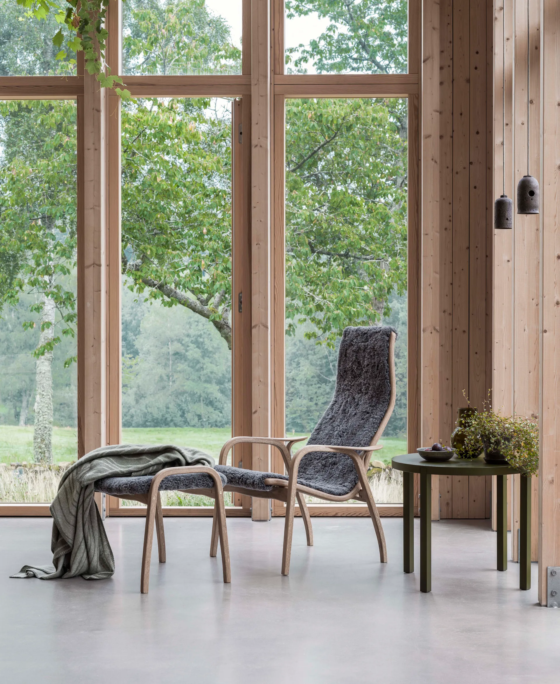 Fotel i podnóżek Lamino dąb olejowany/skóra jagnięca, Scandinavian Grey (szary) Swedese