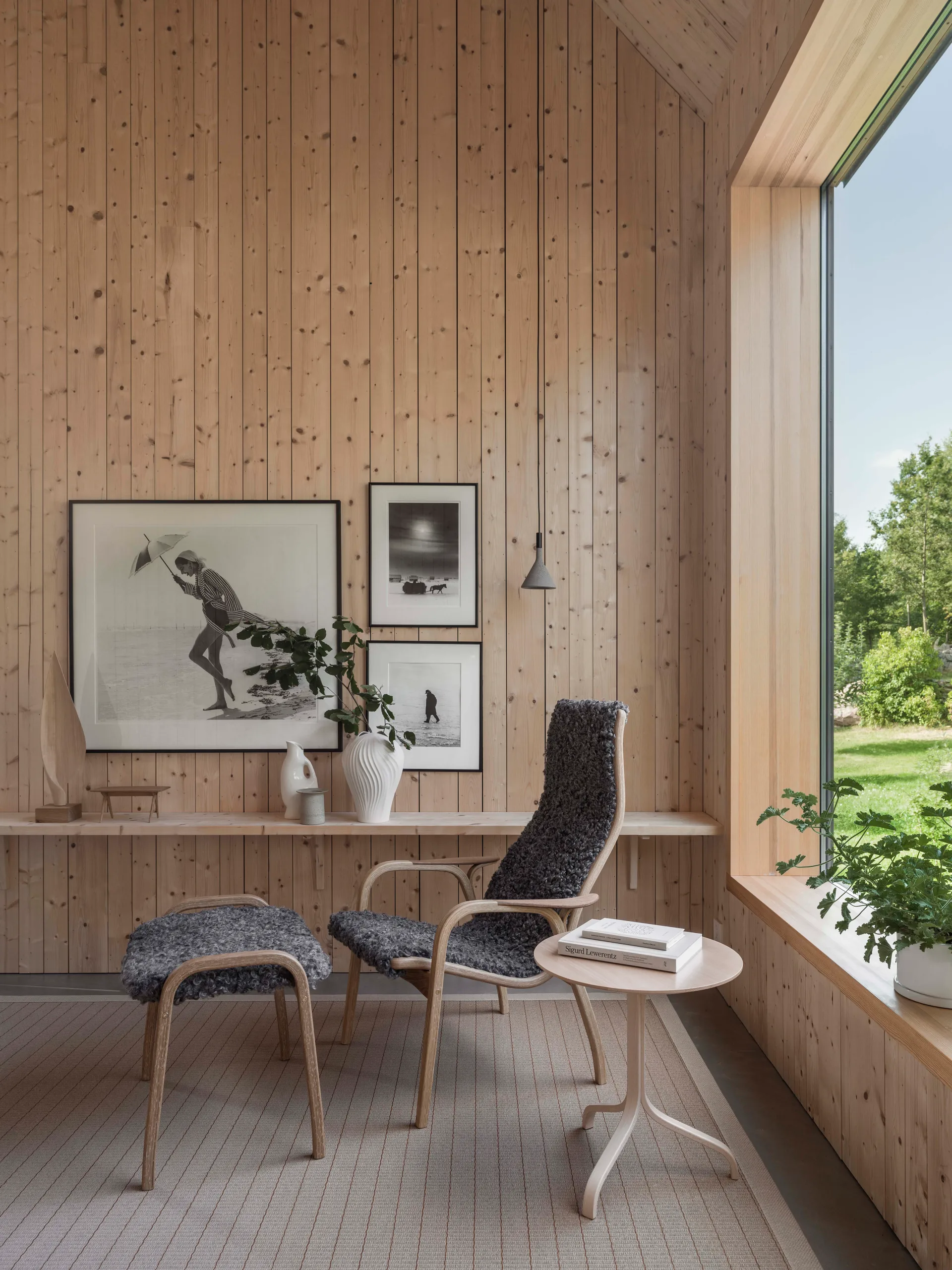 Fotel i podnóżek Lamino dąb olejowany/skóra jagnięca, Scandinavian Grey (szary) Swedese