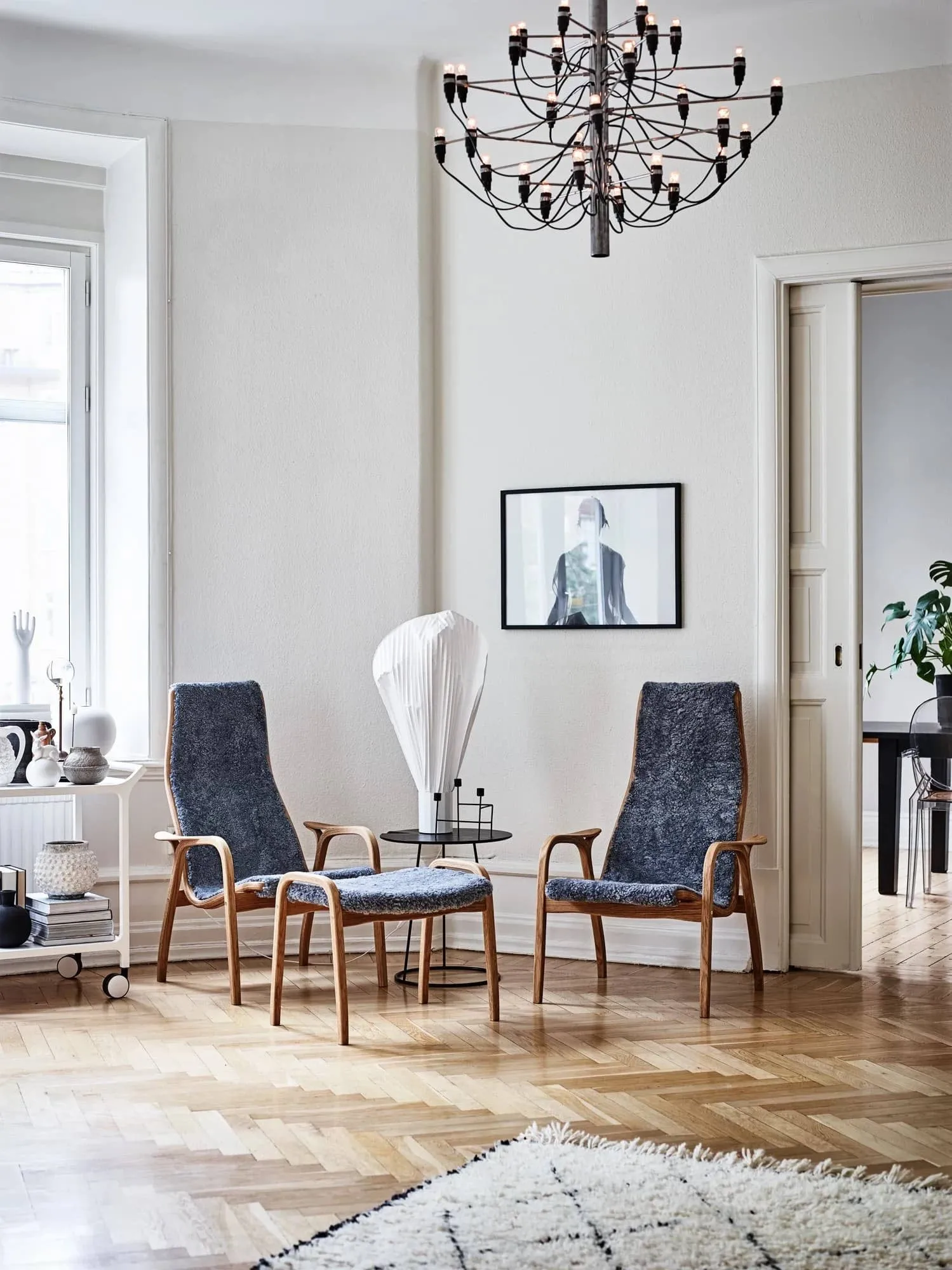 Fotel i podnóżek Lamino dąb olejowany/skóra owcza, Scandinavian Grey (szary) Swedese