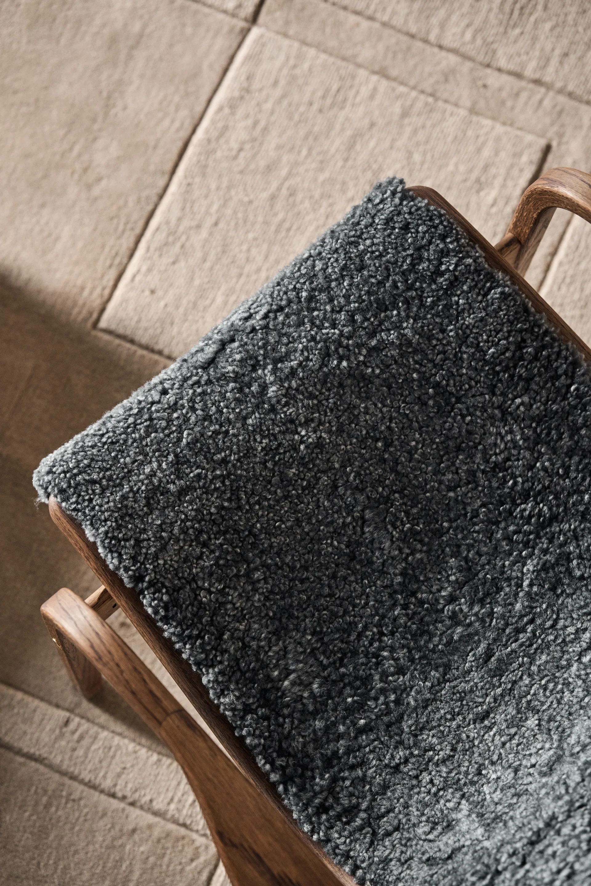 Fotel i podnóżek Lamino dąb/owcza skóra Special Edition, Rubio Monocoat Chocolate-Charcoal Swedese