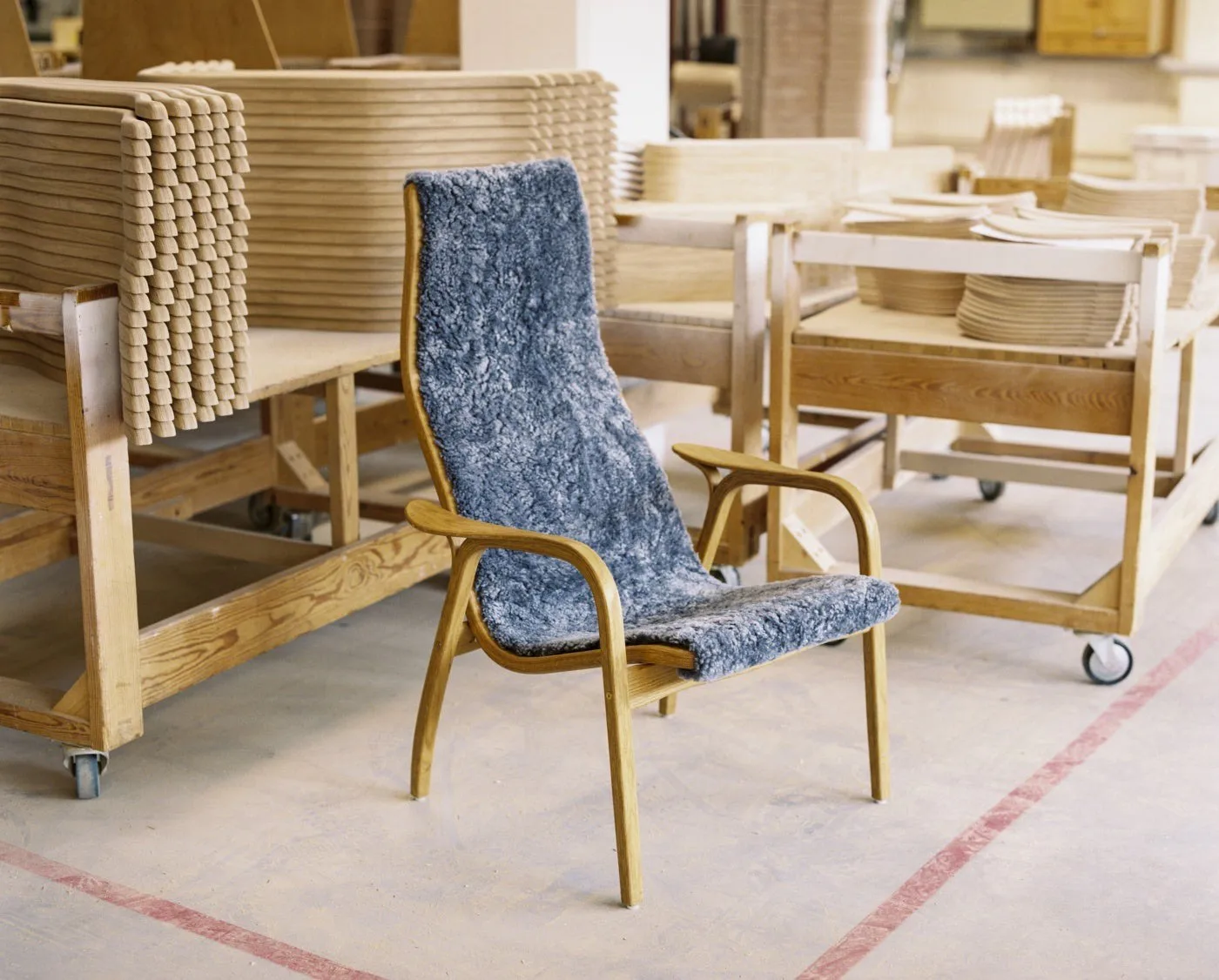 Fotel Lamino buk lakierowany/skóra owcza, Moonlight (beżowy) Swedese