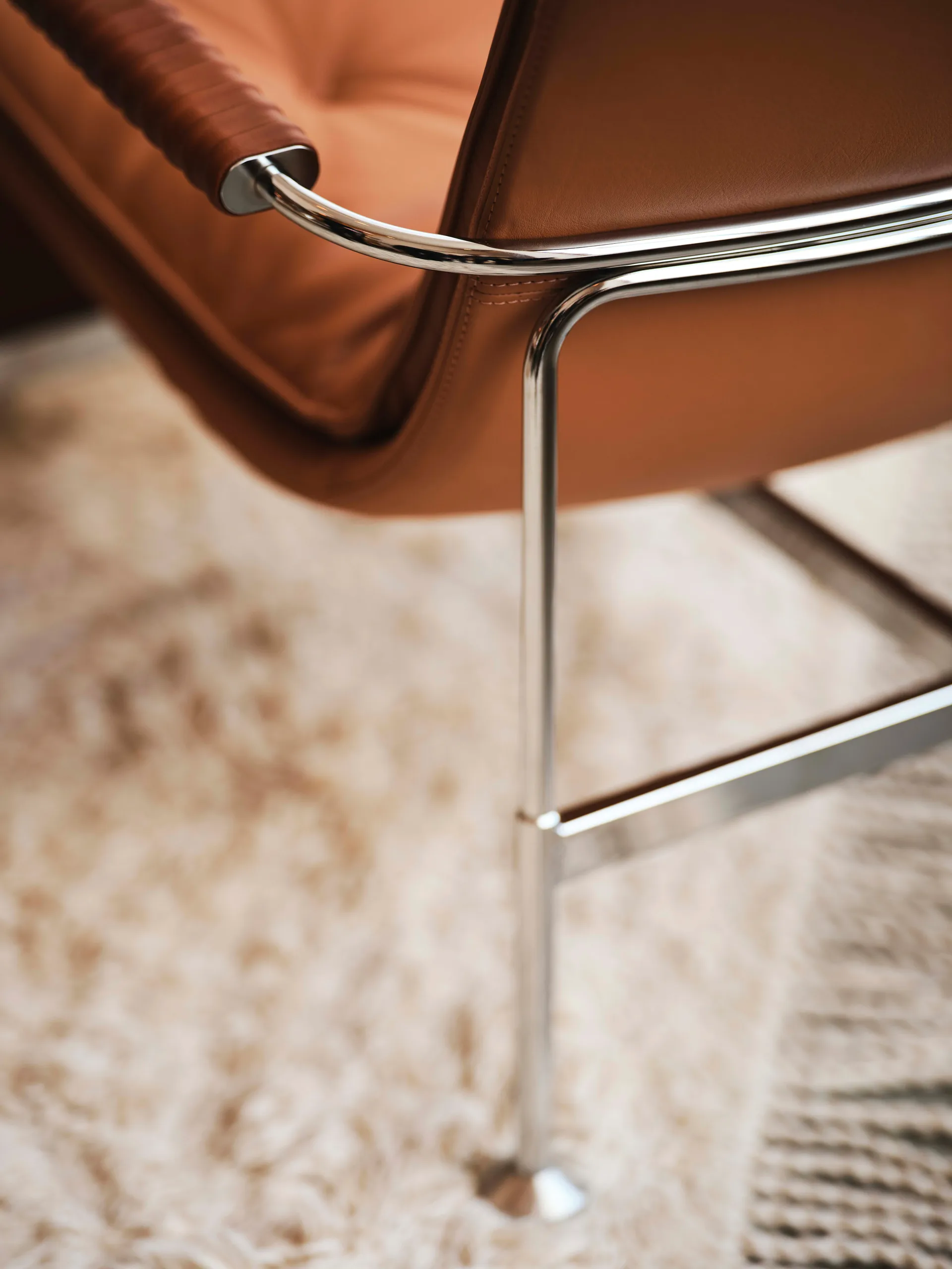 Fotel Serpentine, Skóra Elmo Soft Jasnobrązowy-chrom-Tärnsjö Cognac Swedese