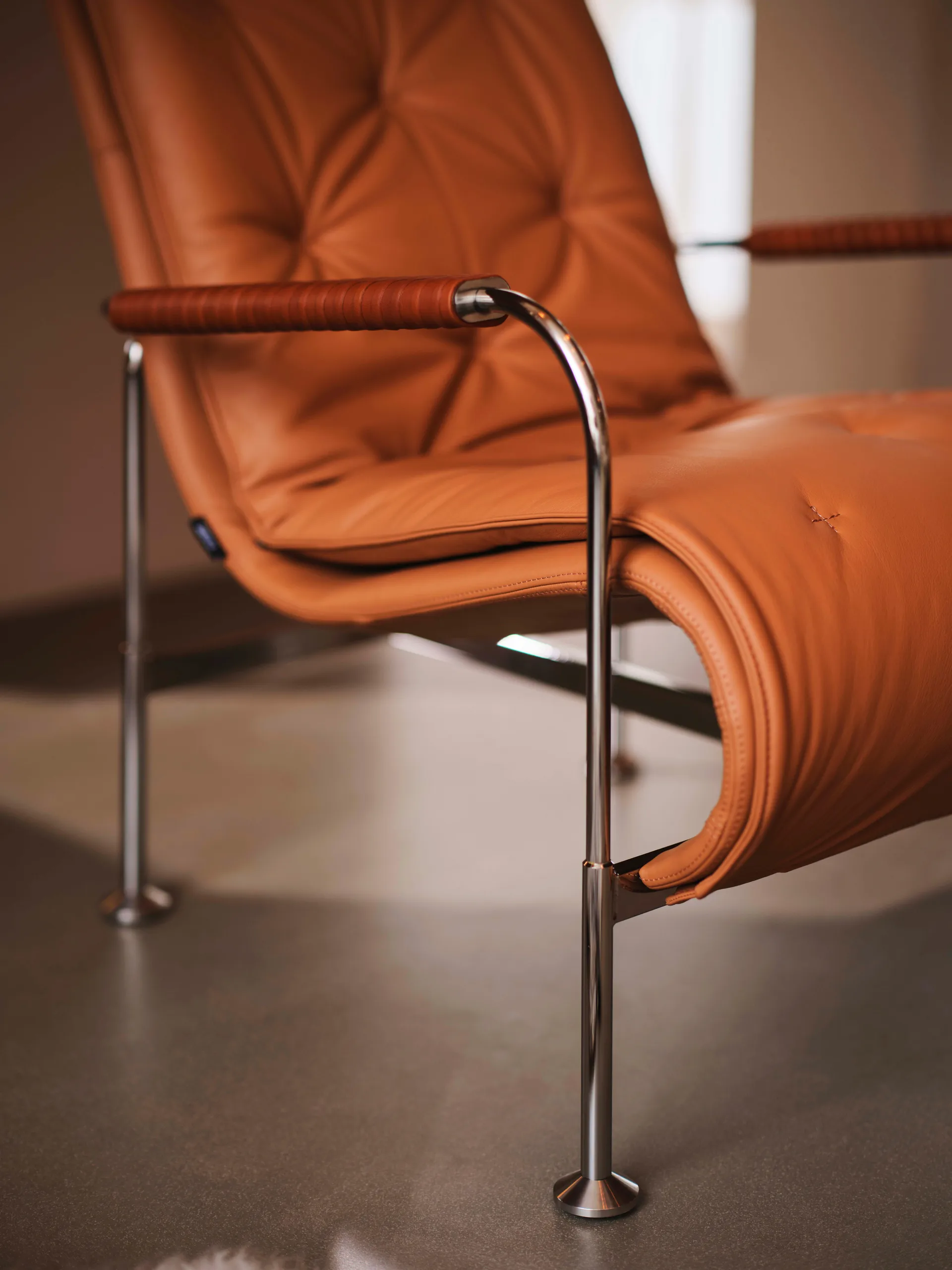 Fotel Serpentine, Skóra Elmo Soft Jasnobrązowy-chrom-Tärnsjö Cognac Swedese