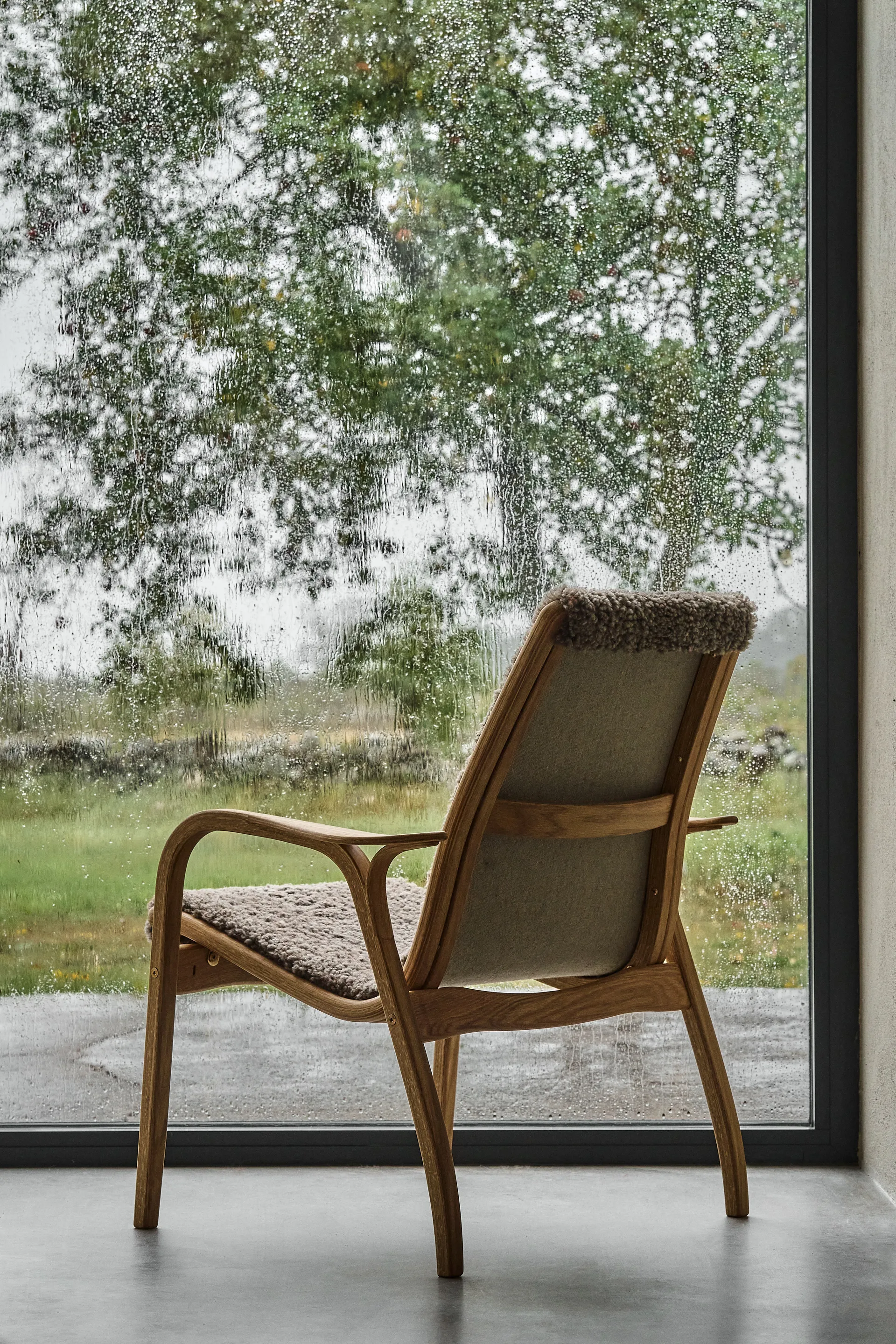 Fotel z laminatu dąb olejowany/skóra owcza, Sahara (nugatowy brąz) Swedese