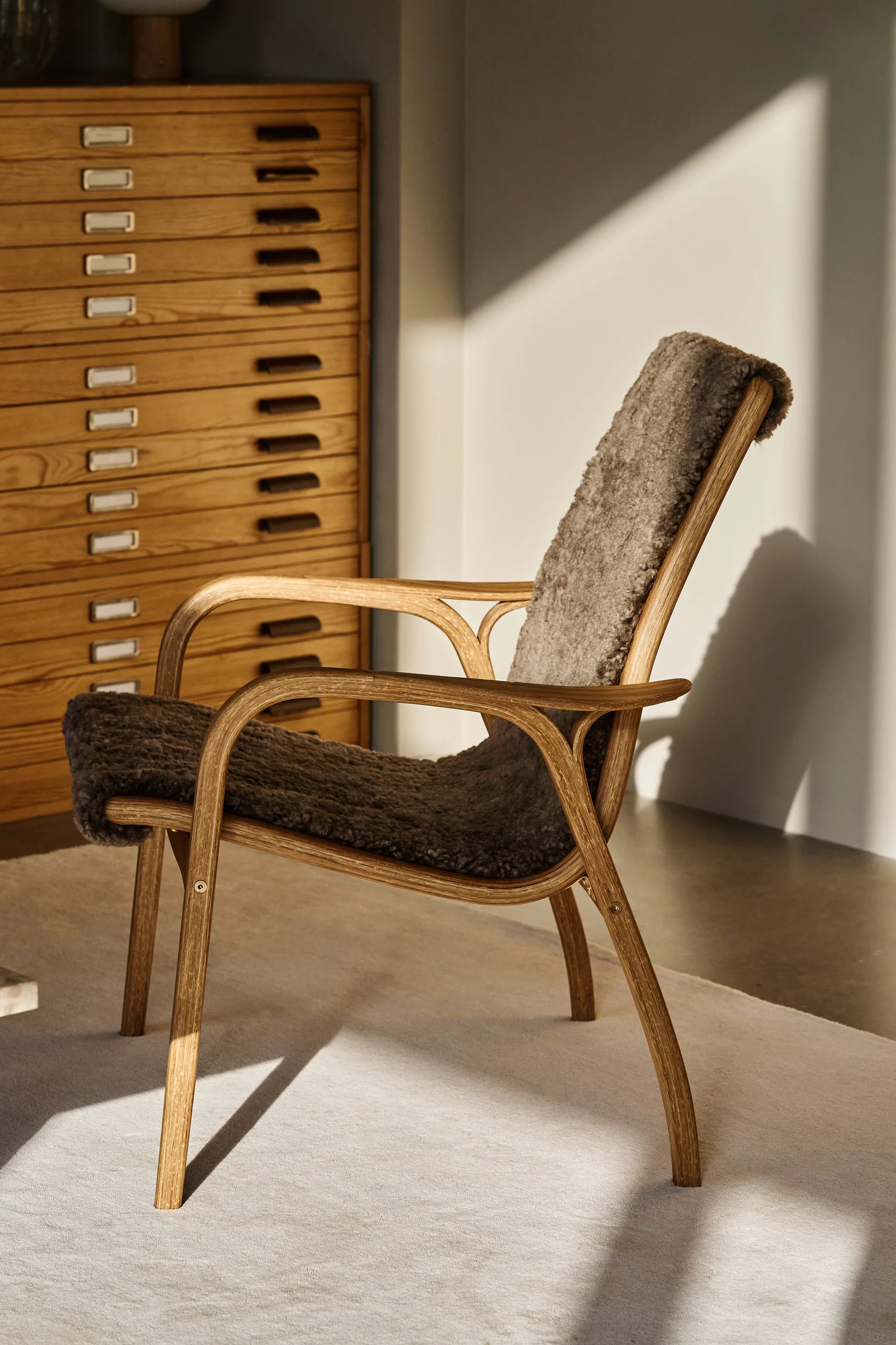 Fotel z laminatu dąb olejowany/skóra owcza, Sahara (nugatowy brąz) Swedese