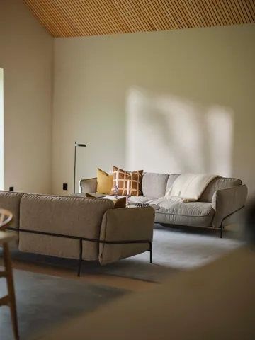 Sofa Continental - Sealife Dark beige/white-stal lakierowana na czarno - Swedese