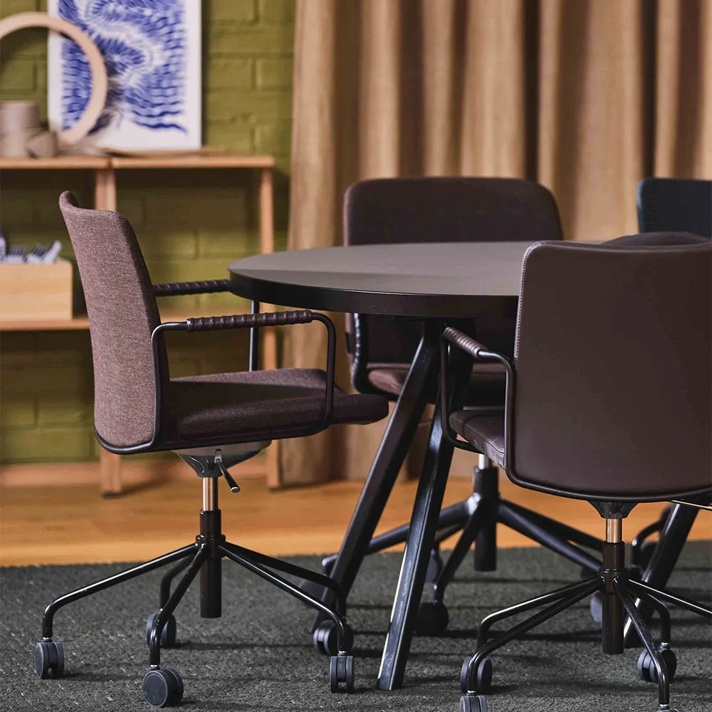 Stella podnoszenie/opuszcz krzesło biurkowe, Skórzany elmosoft 99999 czarny-chrom Swedese