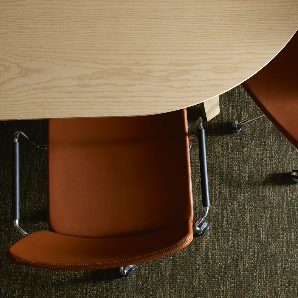 Stella podnoszenie/opuszcz krzesło biurkowe, Skórzany elmosoft 99999 czarny-chrom Swedese