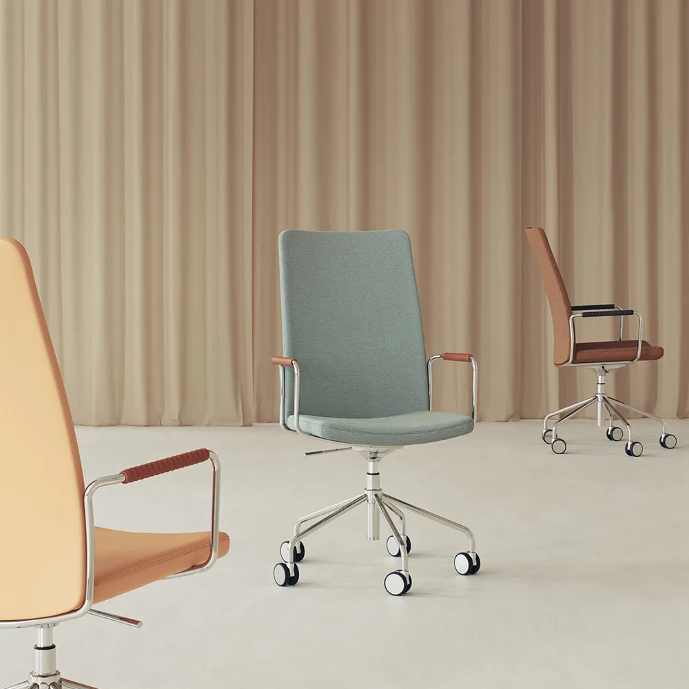 Stella Wysokie krzesło biurowe podnosić/opuszczać, Skóra elmosoft 33001 brązowy-chrom Swedese