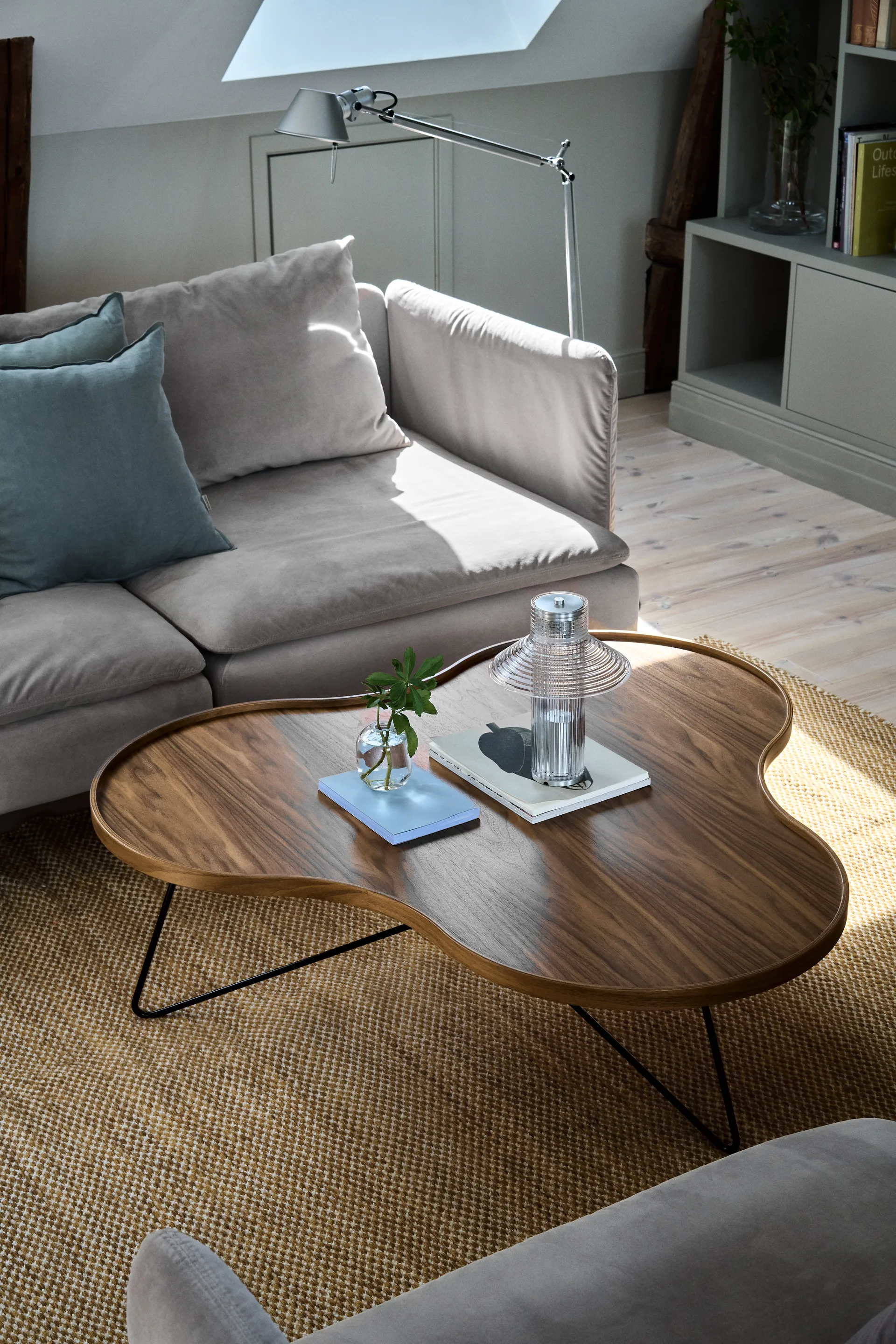 Stół Flower Mono, edycja specjalna, 107x114 cm, H39 cm-lakierowany orzech-czarna lakierowana stal Swedese