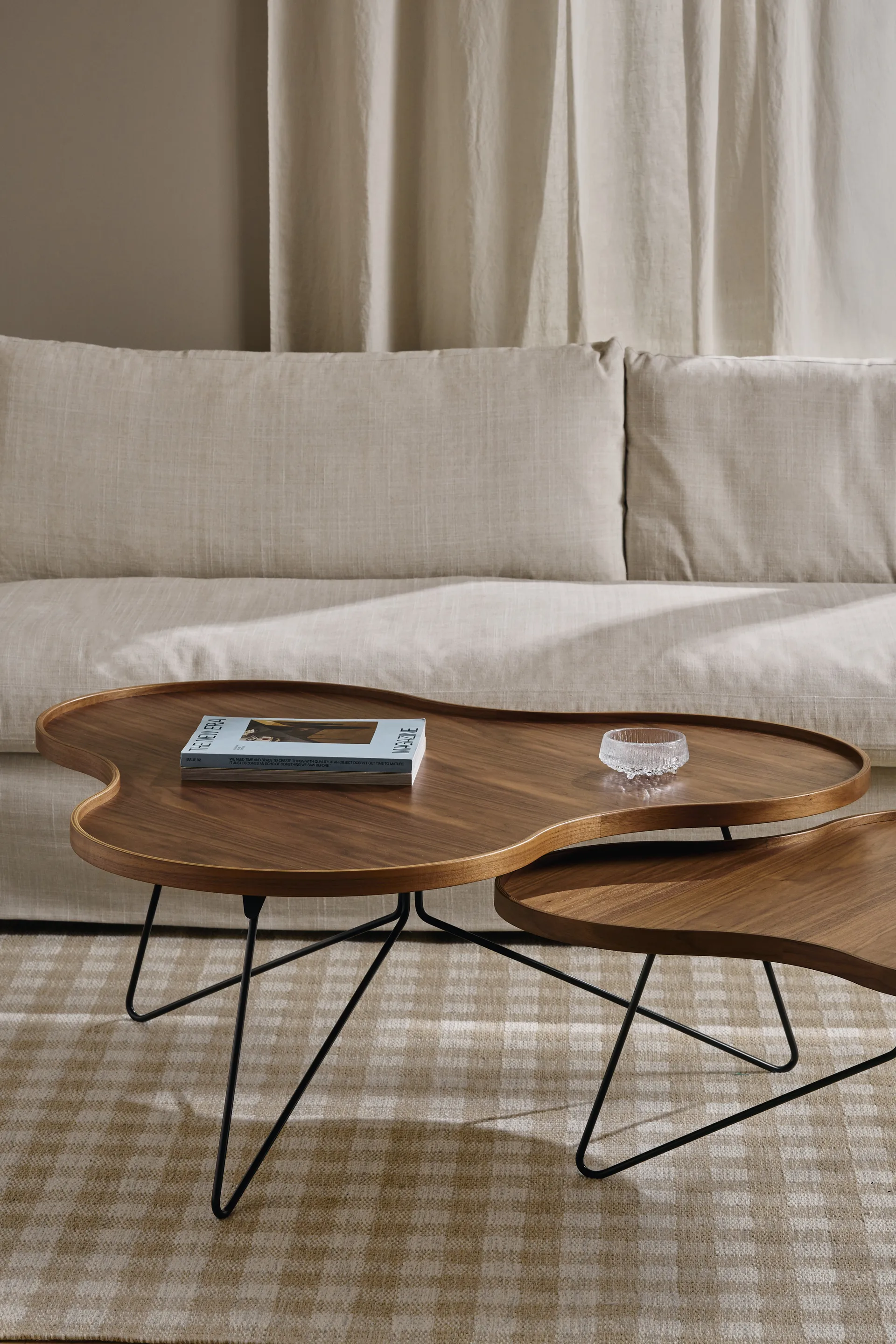 Stół Flower Mono, edycja specjalna, 62x66 cm, H39 cm - lakierowany orzech - czarna lakierowana stal Swedese