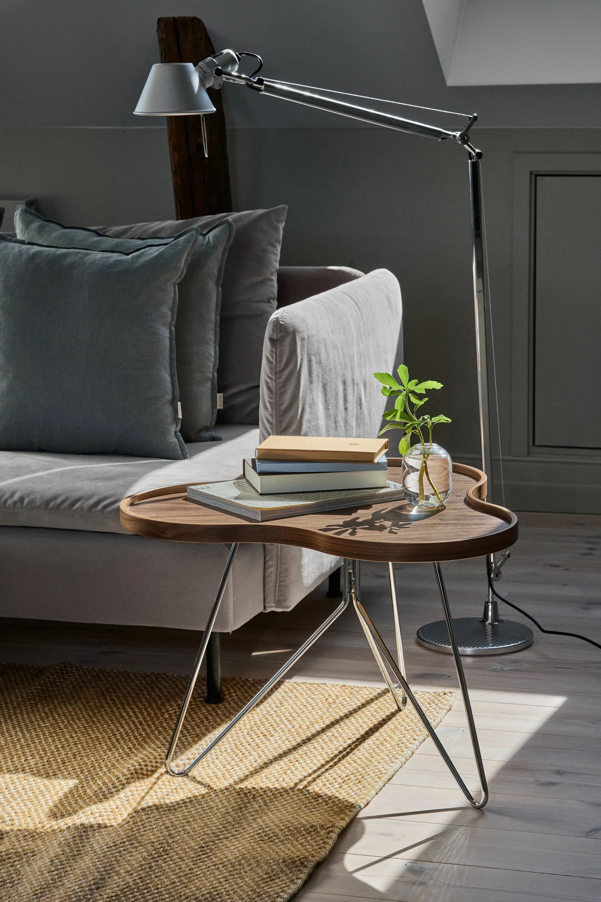 Stół Flower Mono, edycja specjalna, 62x66 cm, H45 cm - lakierowany orzech - chromowana stal Swedese