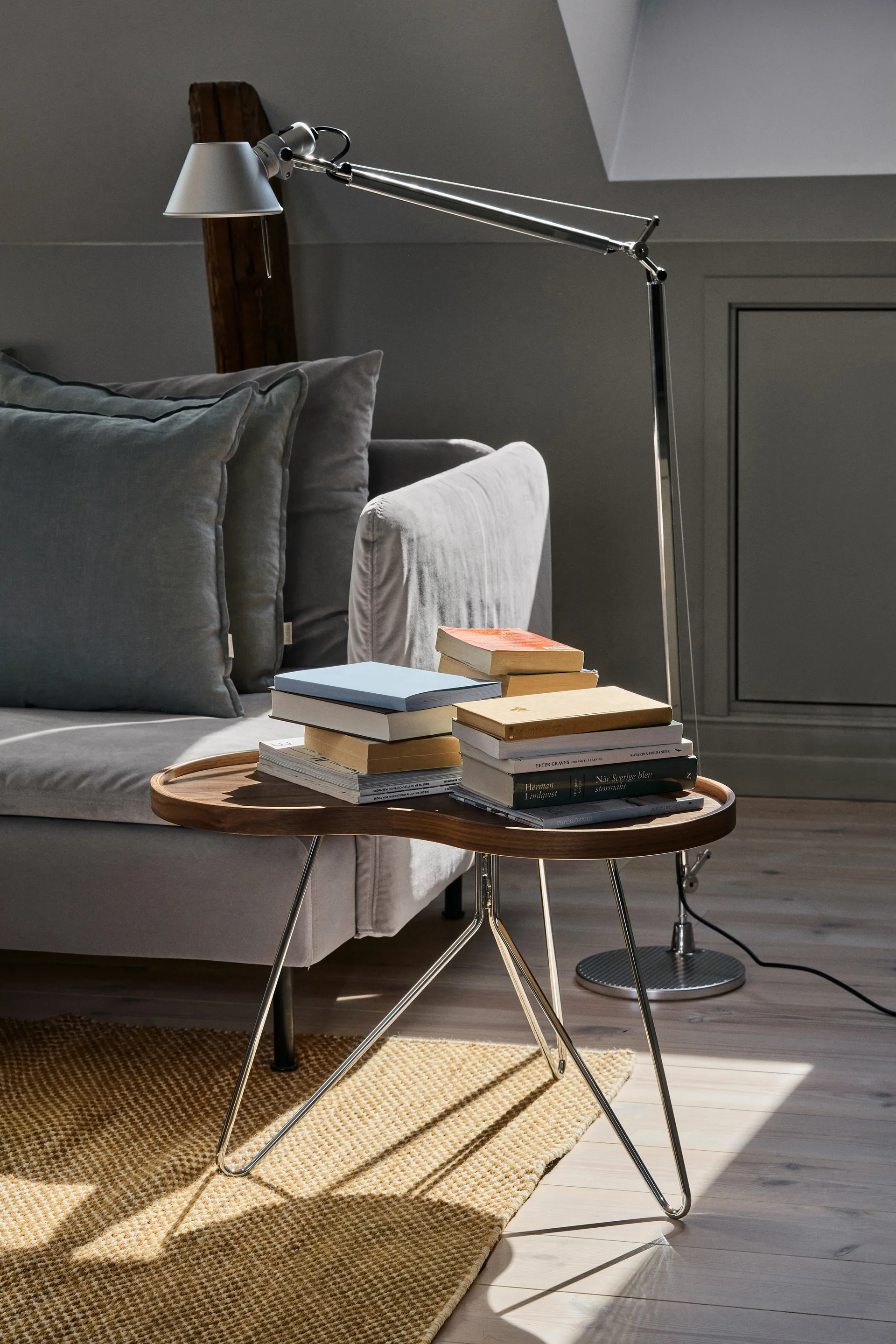 Stół Flower Mono, edycja specjalna, 62x66 cm, H45 cm - lakierowany orzech - chromowana stal Swedese