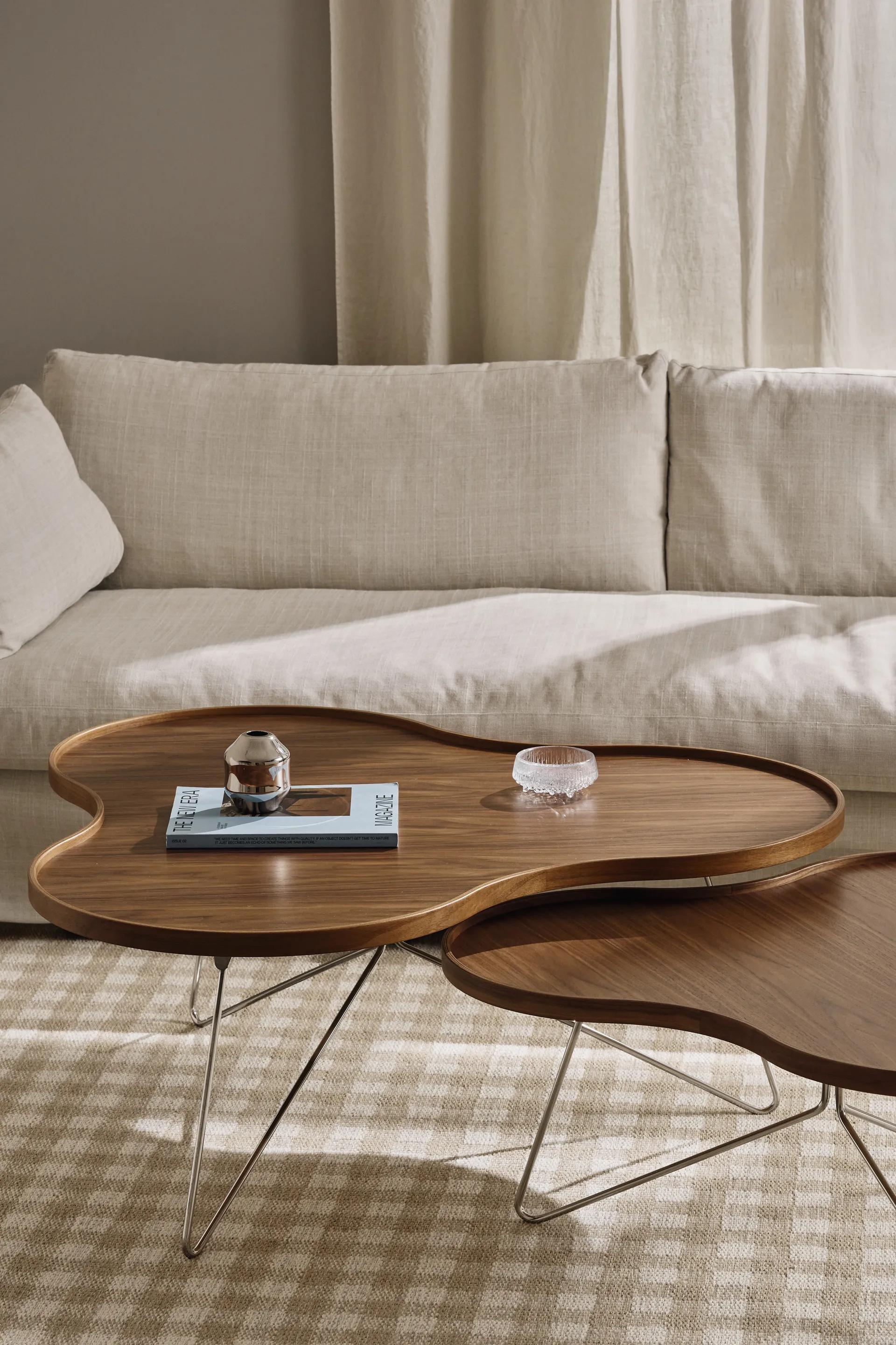 Stół Flower Mono, edycja specjalna, 84x90 cm, H39 cm - lakierowany orzech - chromowana stal Swedese