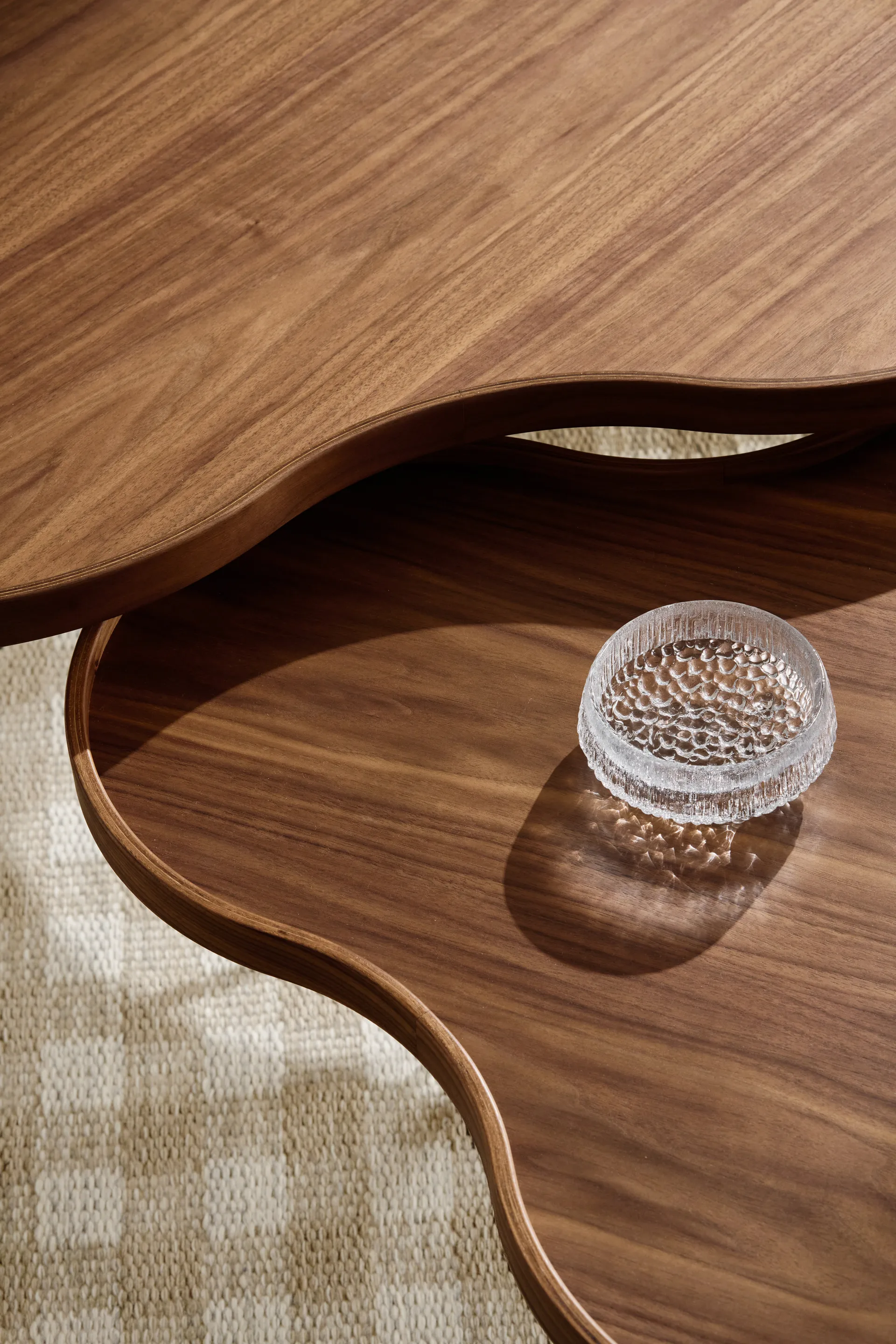 Stół Flower Mono, edycja specjalna, 84x90 cm, H39 cm - lakierowany orzech - czarna lakierowana stal Swedese