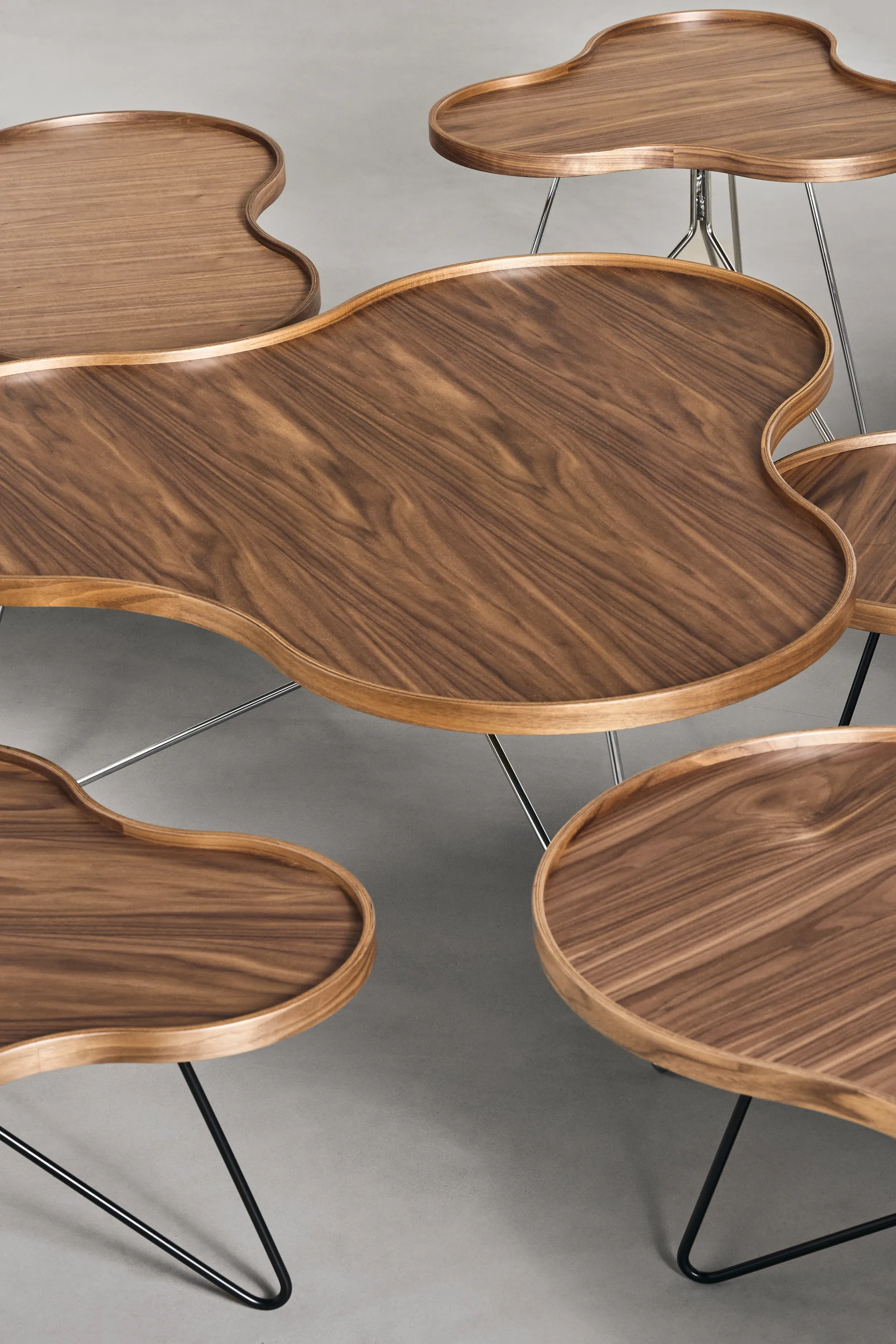 Stół Flower Mono, edycja specjalna, 84x90 cm, H45 cm - lakierowany orzech - chromowana stal Swedese