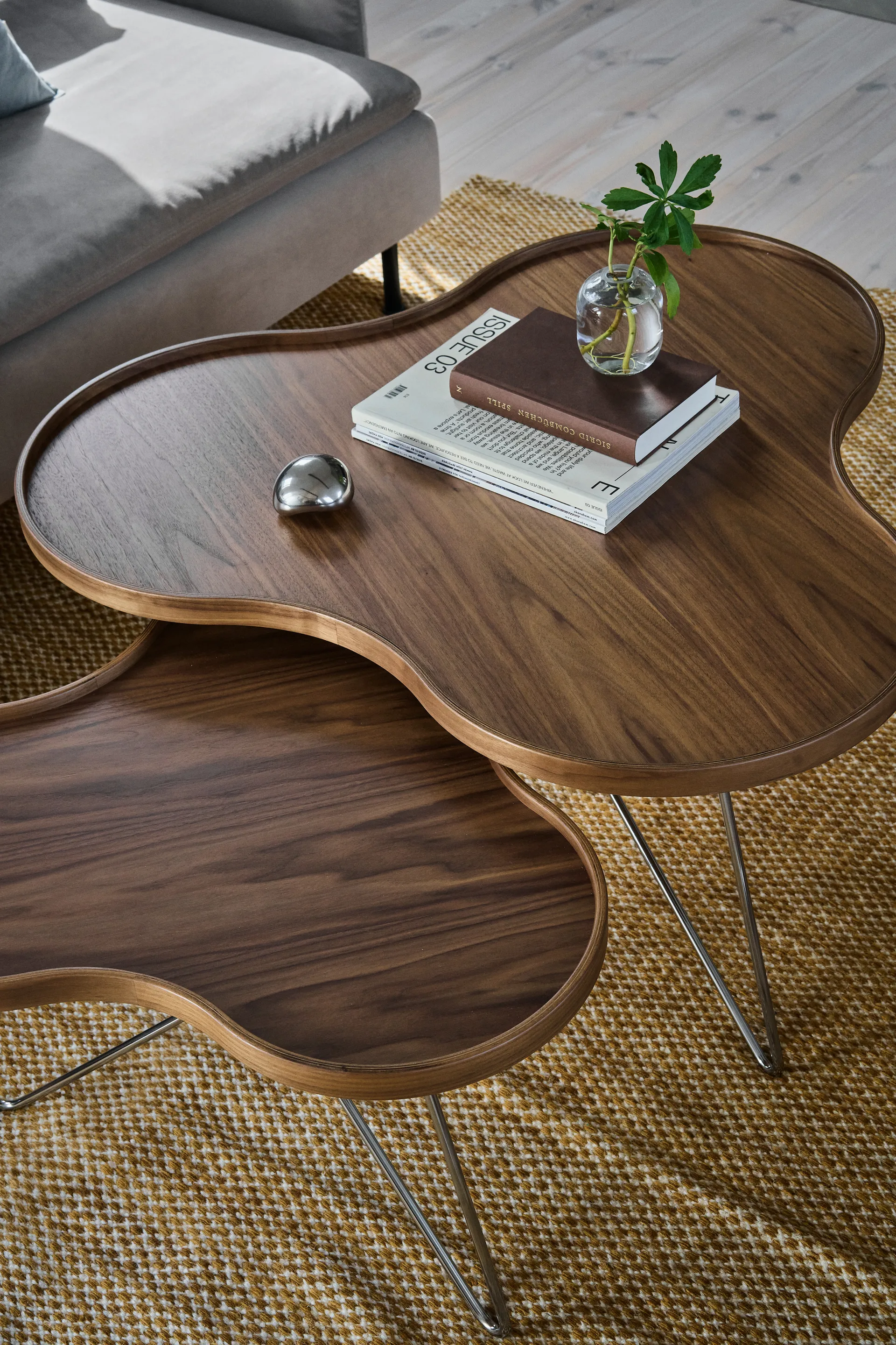 Stół Flower Mono, edycja specjalna, 84x90 cm, H45 cm - lakierowany orzech - chromowana stal Swedese