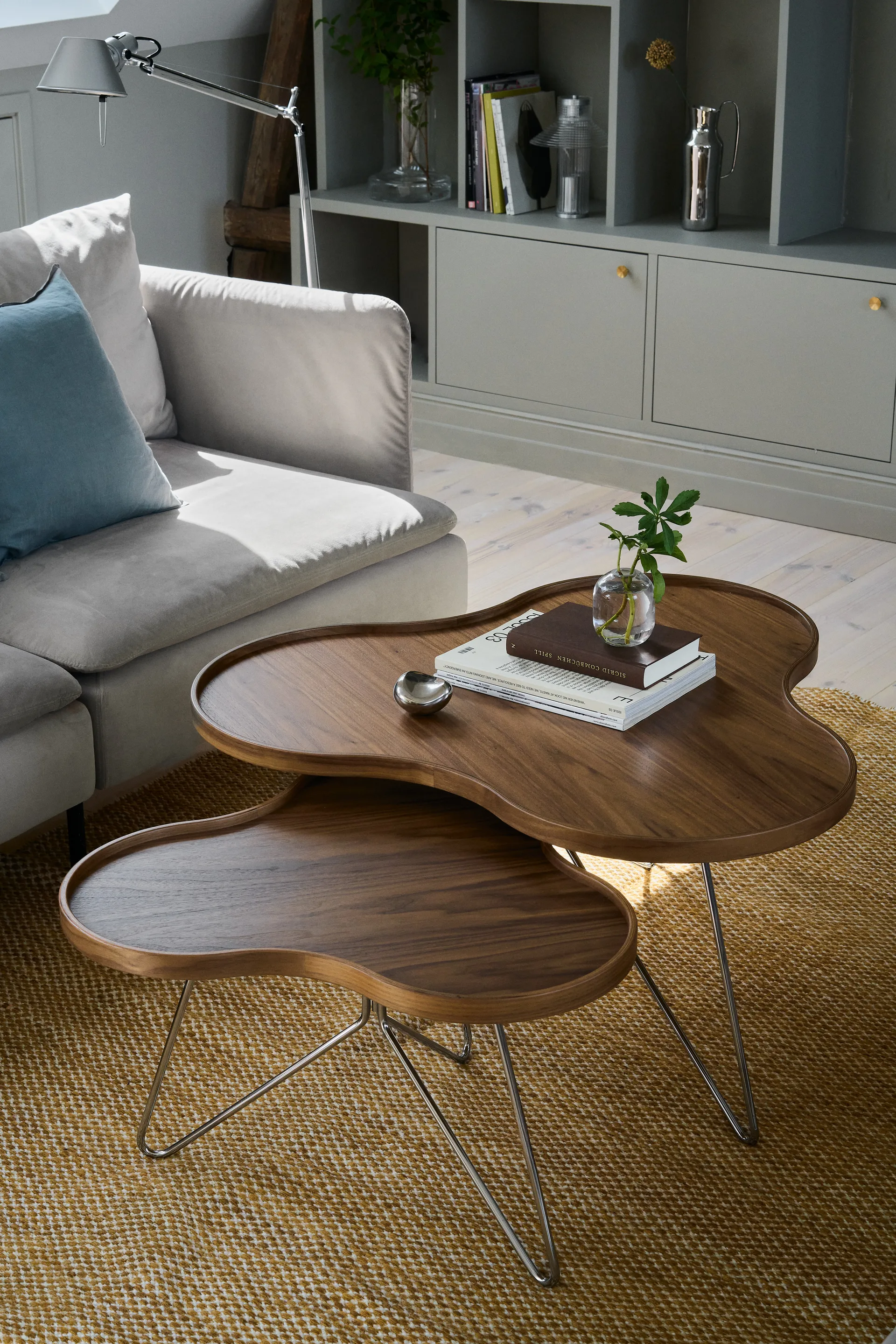 Stół Flower Mono, edycja specjalna, 84x90 cm, H45 cm - lakierowany orzech - chromowana stal Swedese