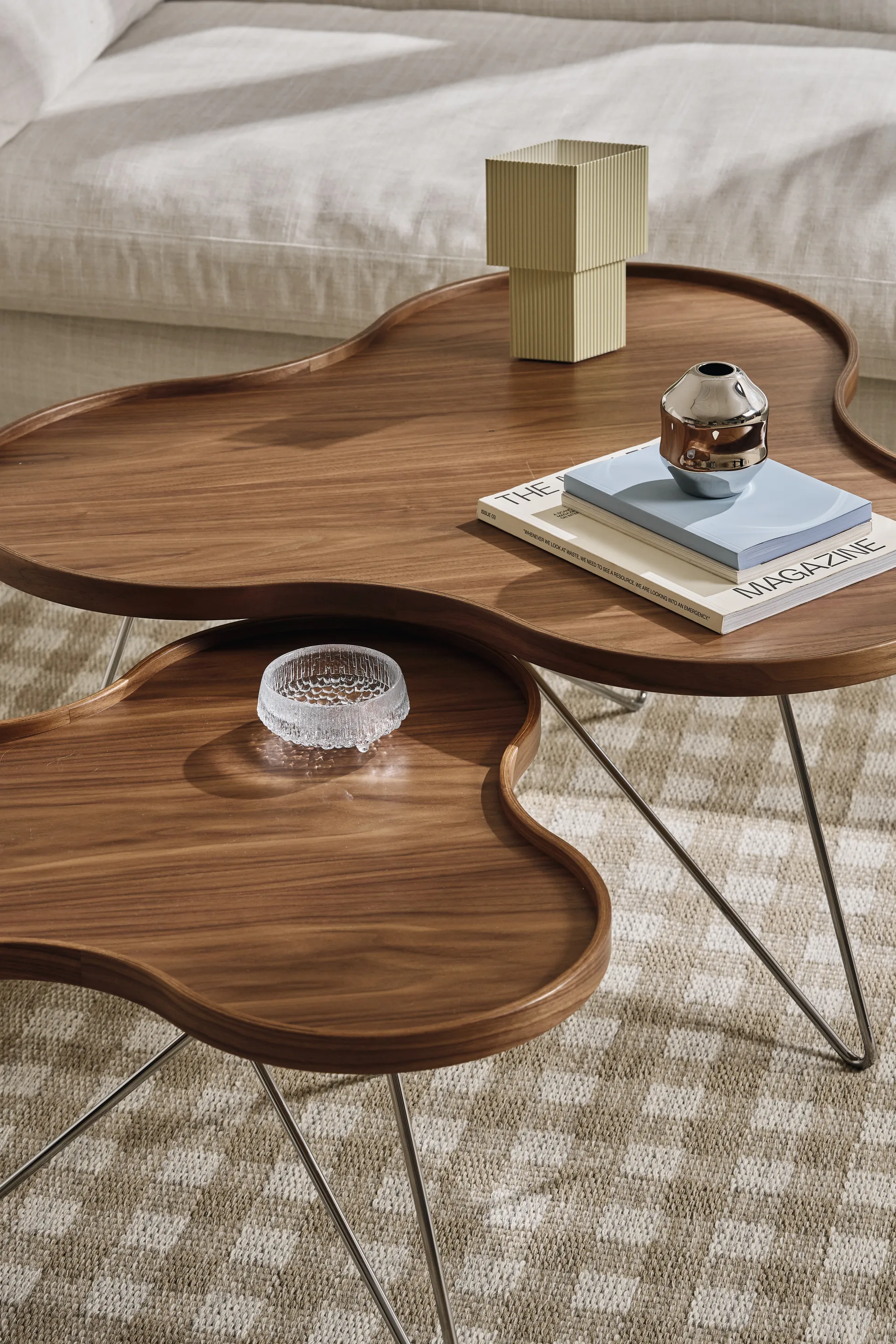 Stół Flower Mono, edycja specjalna, 84x90 cm, H45 cm - lakierowany orzech - chromowana stal Swedese