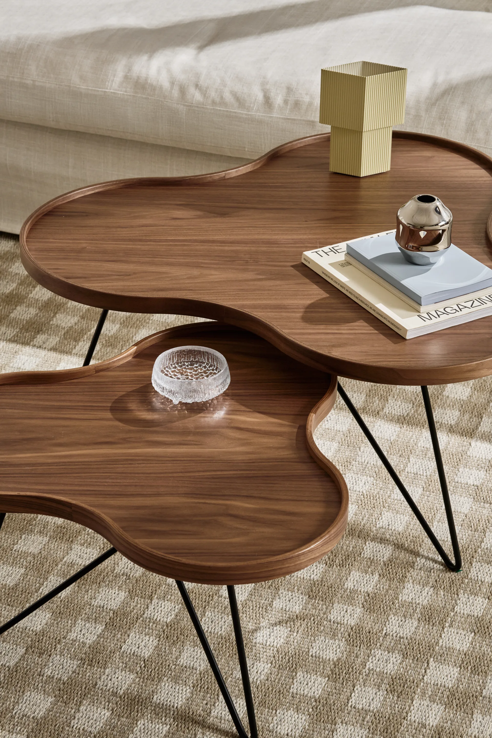 Stół Flower Mono, edycja specjalna, 84x90 cm, H45 cm - lakierowany orzech - czarna lakierowana stal Swedese