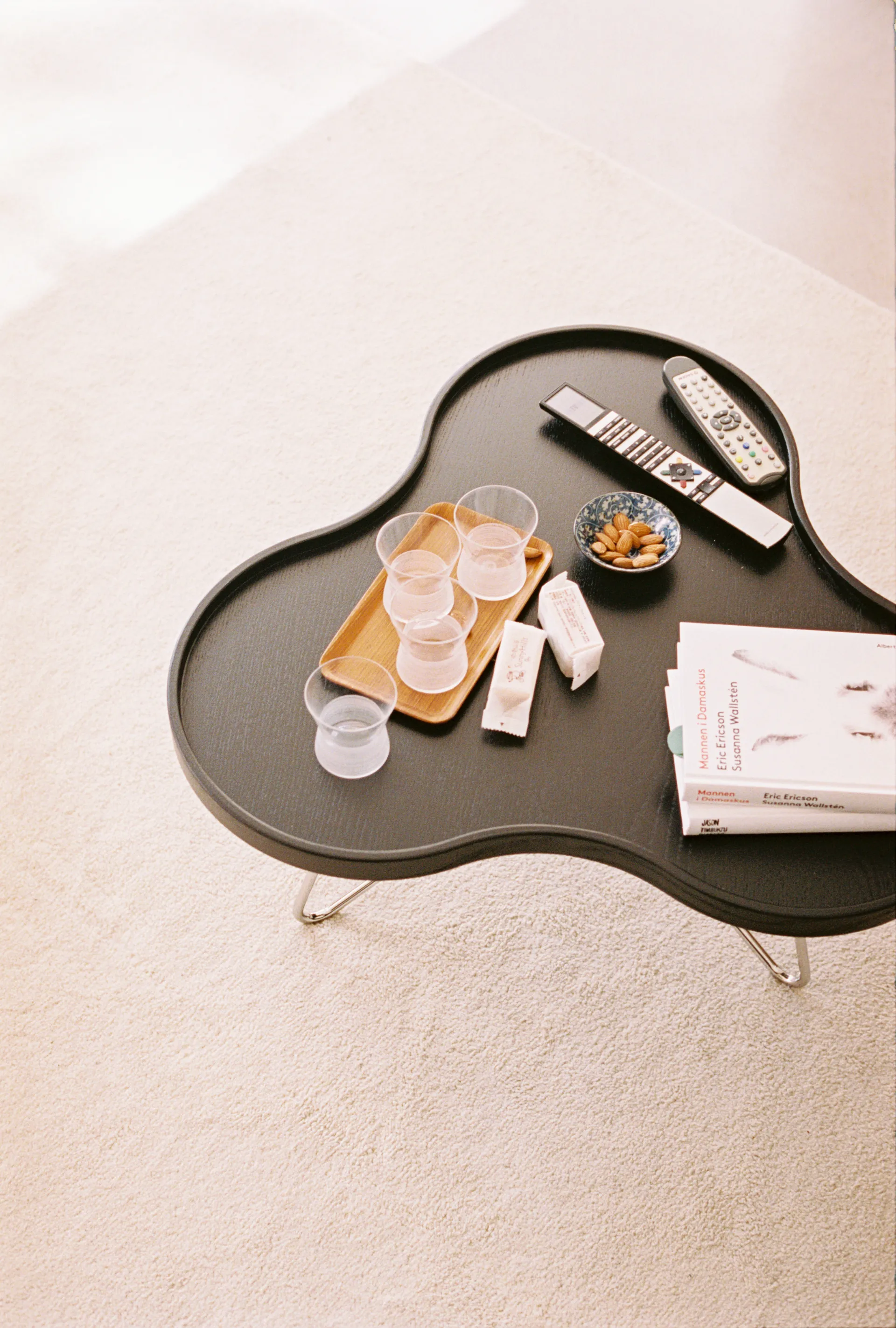 Stolik Flower mono 84x90 cm, H45 cm Jesion czarny glazurowany Swedese