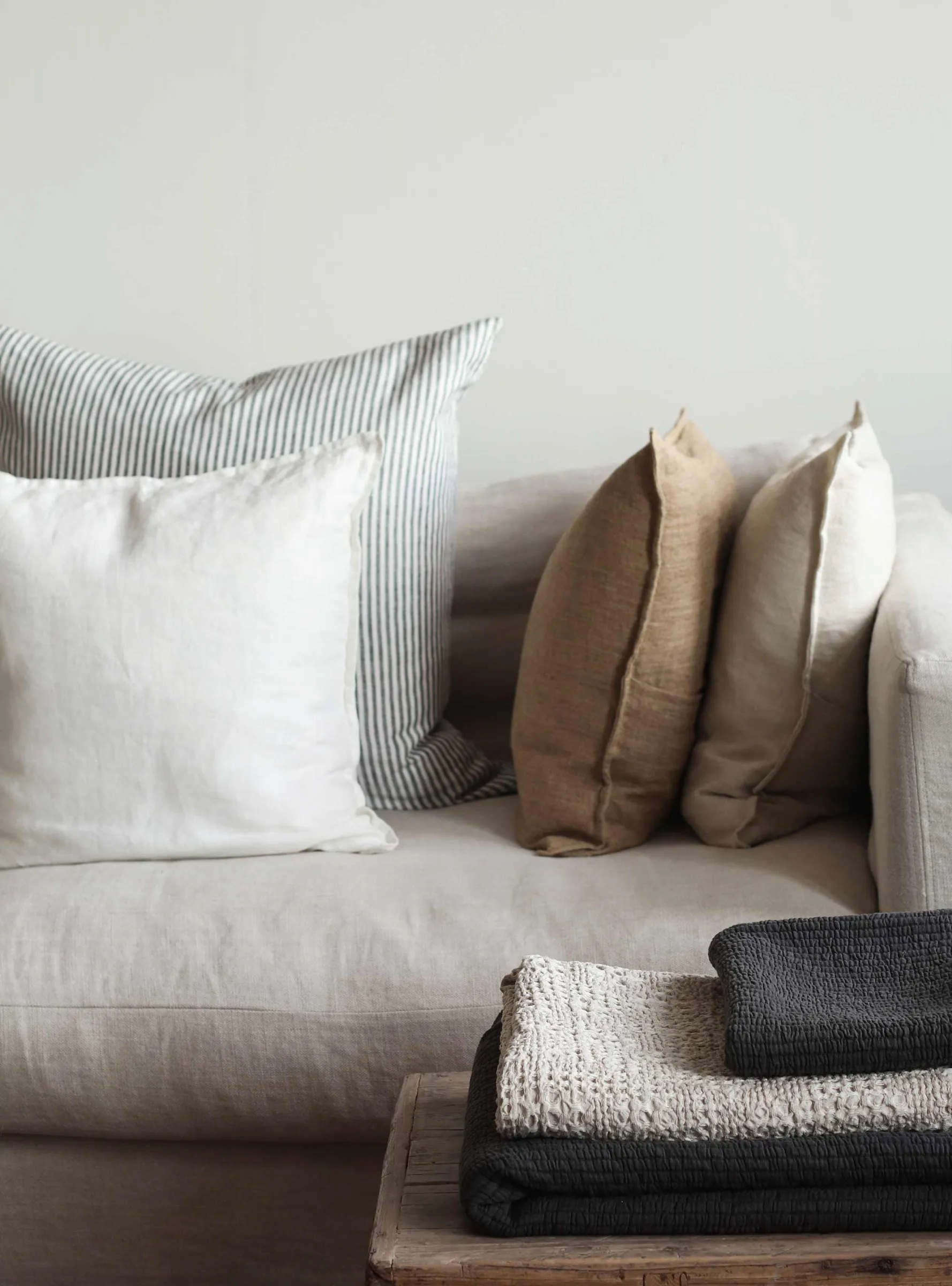 Poszewka na poduszkę Stonewashed linen 65x65 cm, Grey-white Tell Me More
