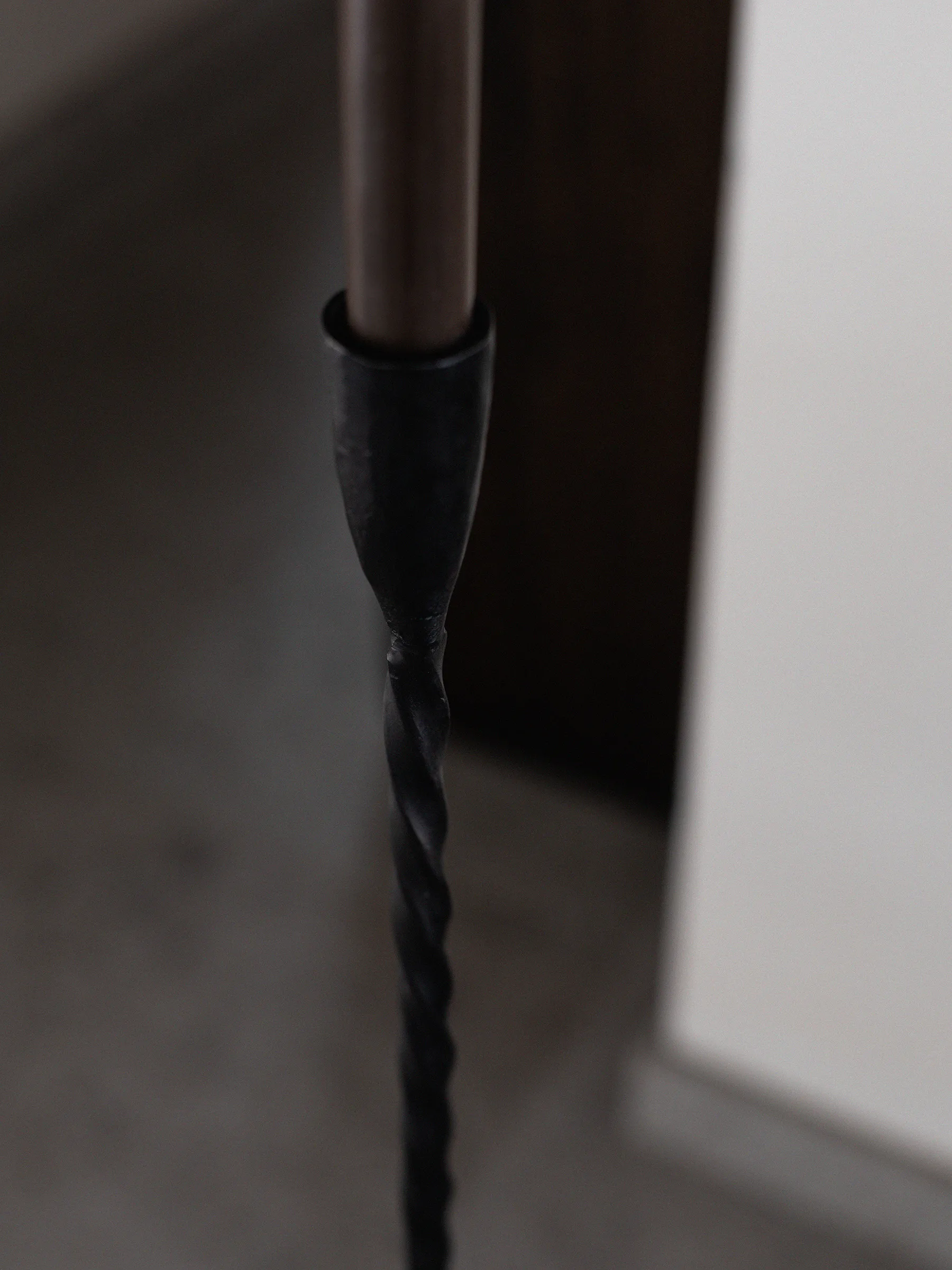 Świecznik podłogowy Twist 80 cm, Czarny Tell Me More