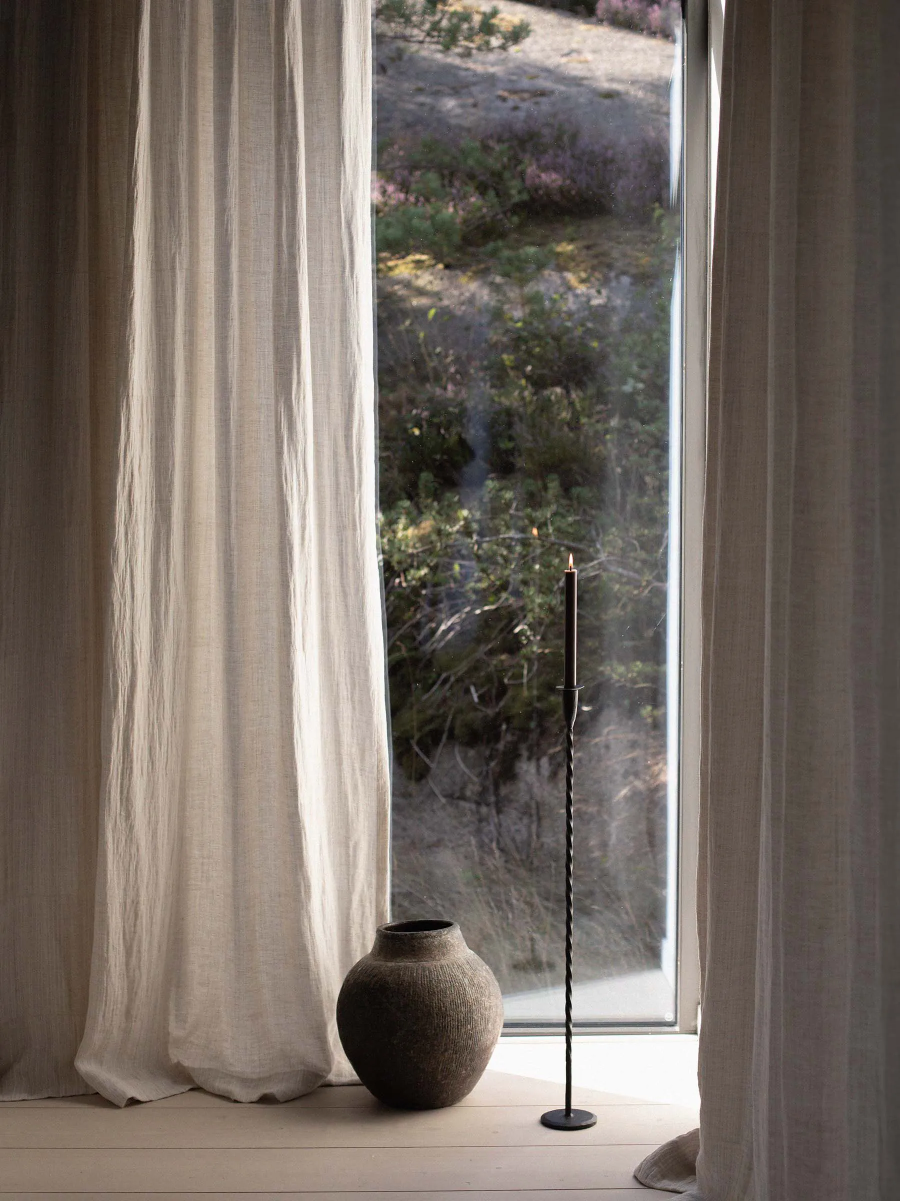 Świecznik podłogowy Twist 80 cm, Czarny Tell Me More