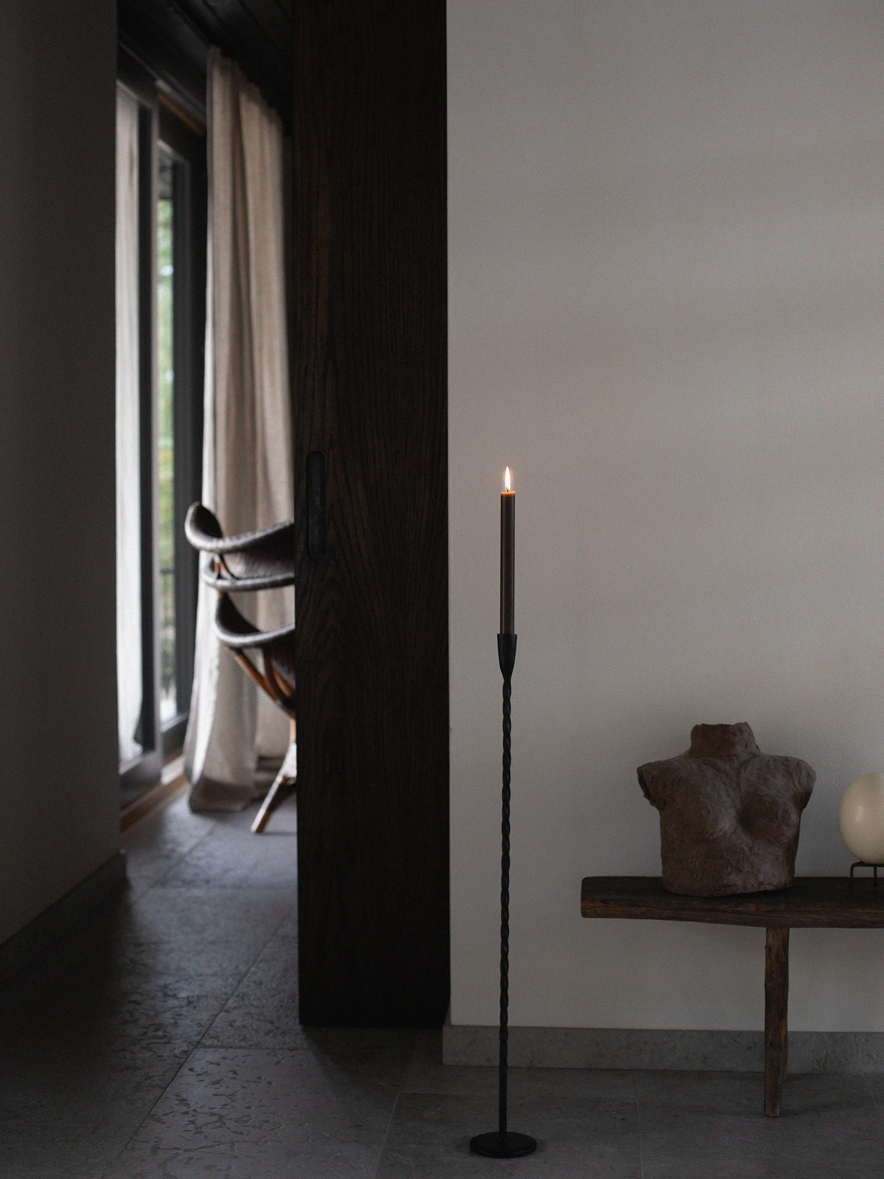 Świecznik podłogowy Twist 80 cm, Czarny Tell Me More