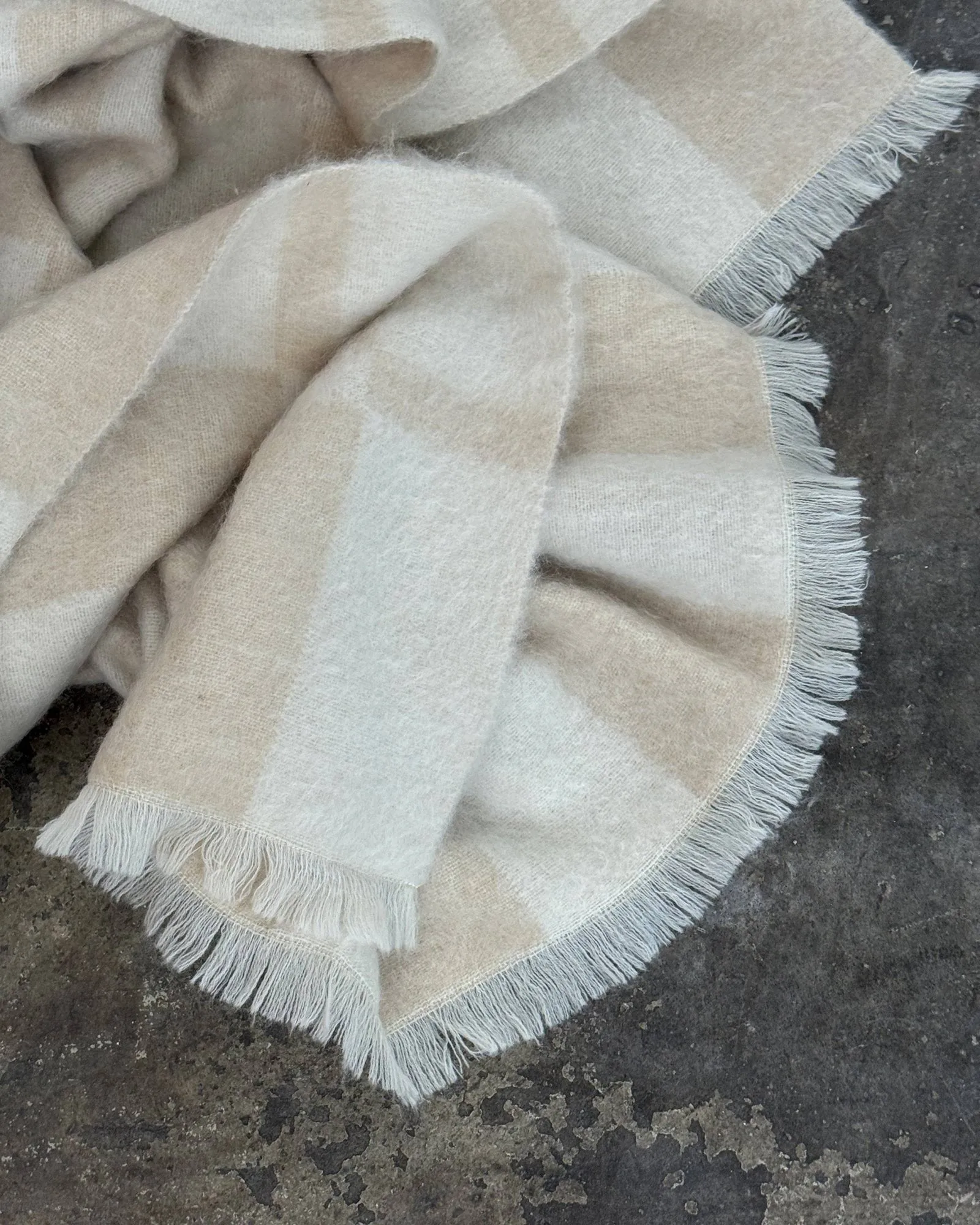Koc z moheru Hallin, Beige-off white, 130x170 cm Tinted