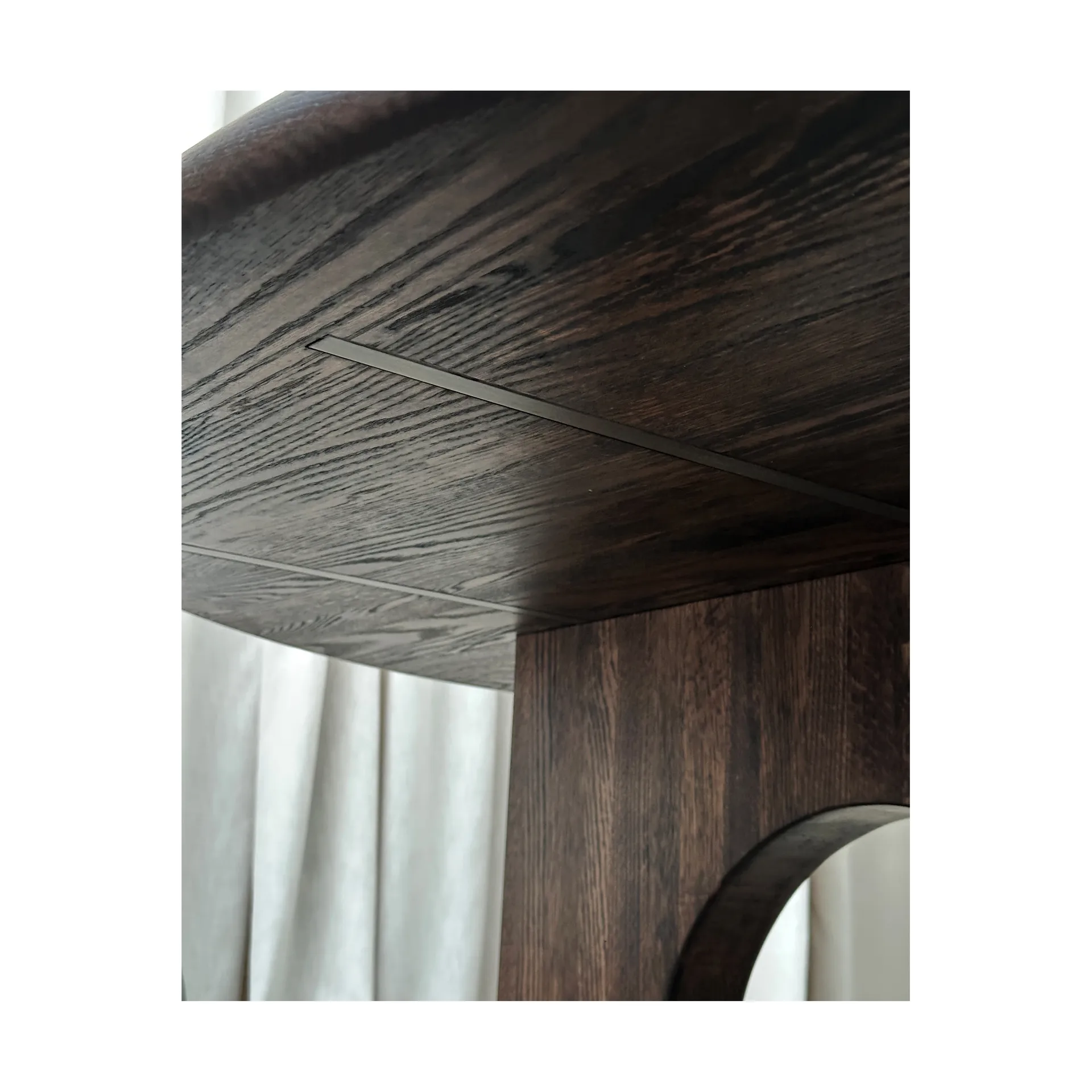 Stół Sanders Ø160 cm, Ciemnobarwiony dąb Tinted