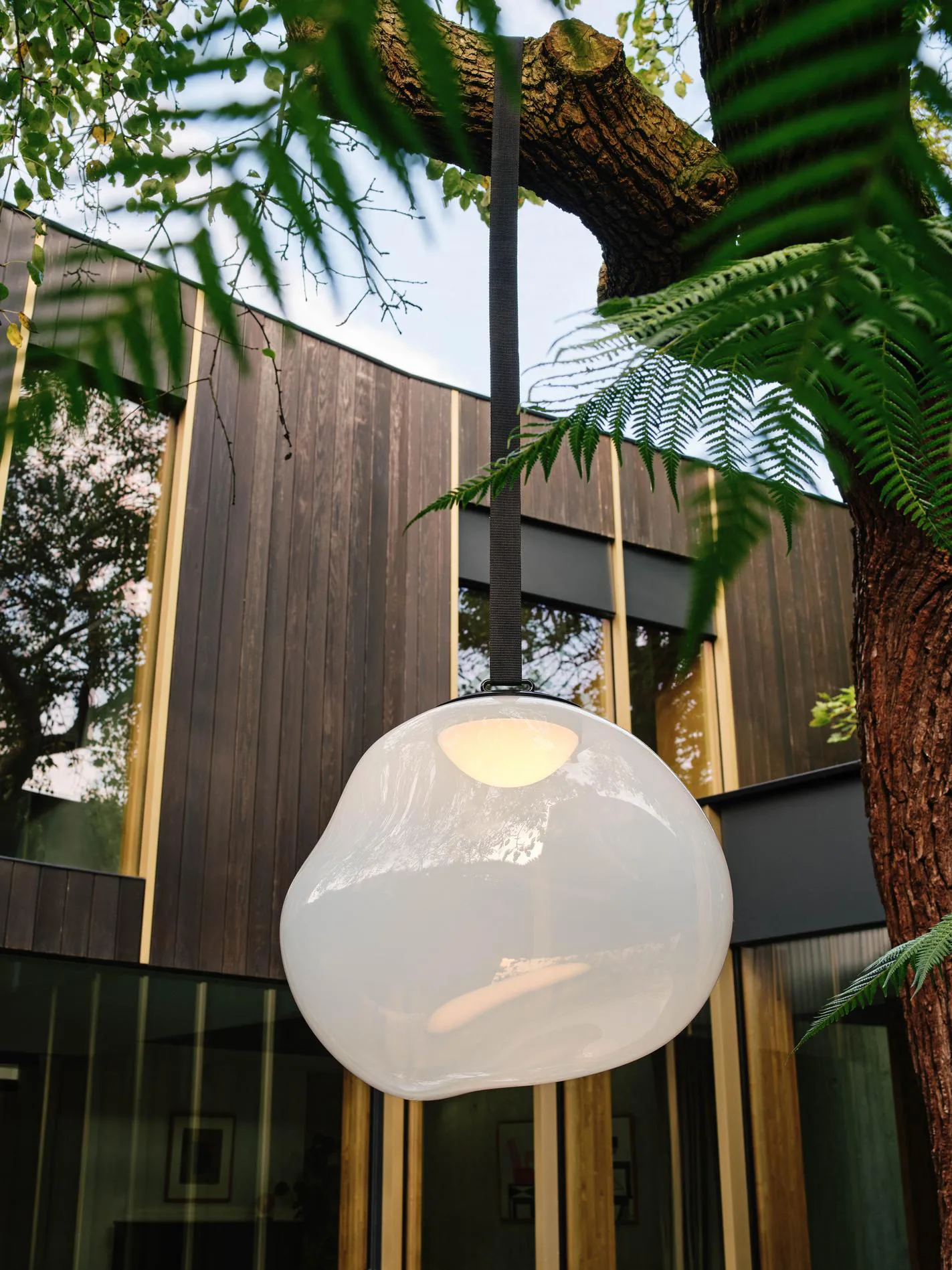 Duża lampa podłogowa przenośna Melt LED, Opal Tom Dixon