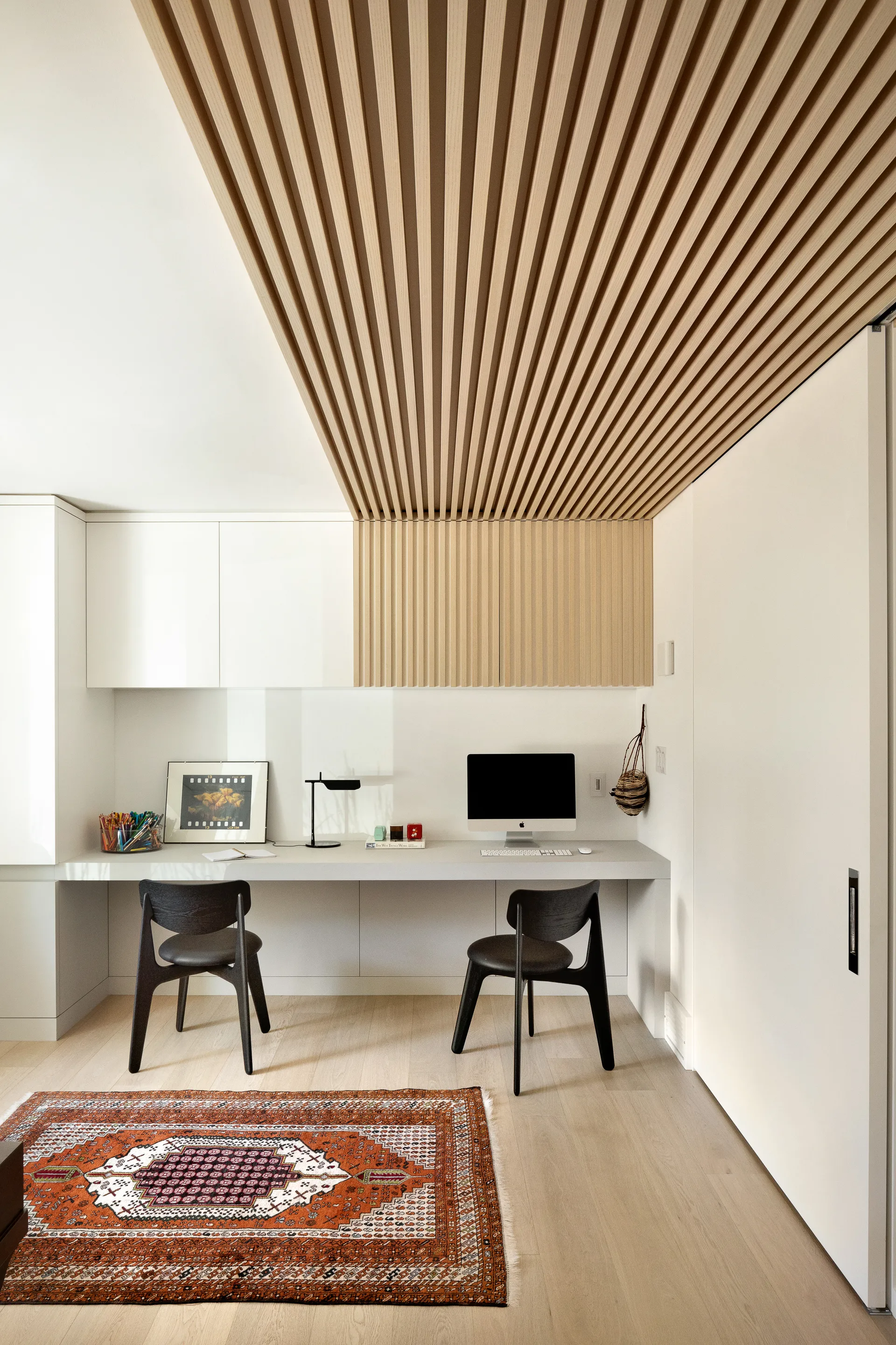 Krzesło do jadalni z tapicerowanym siedzeniem Slab, Czarny dąb-czarna skóra Tom Dixon