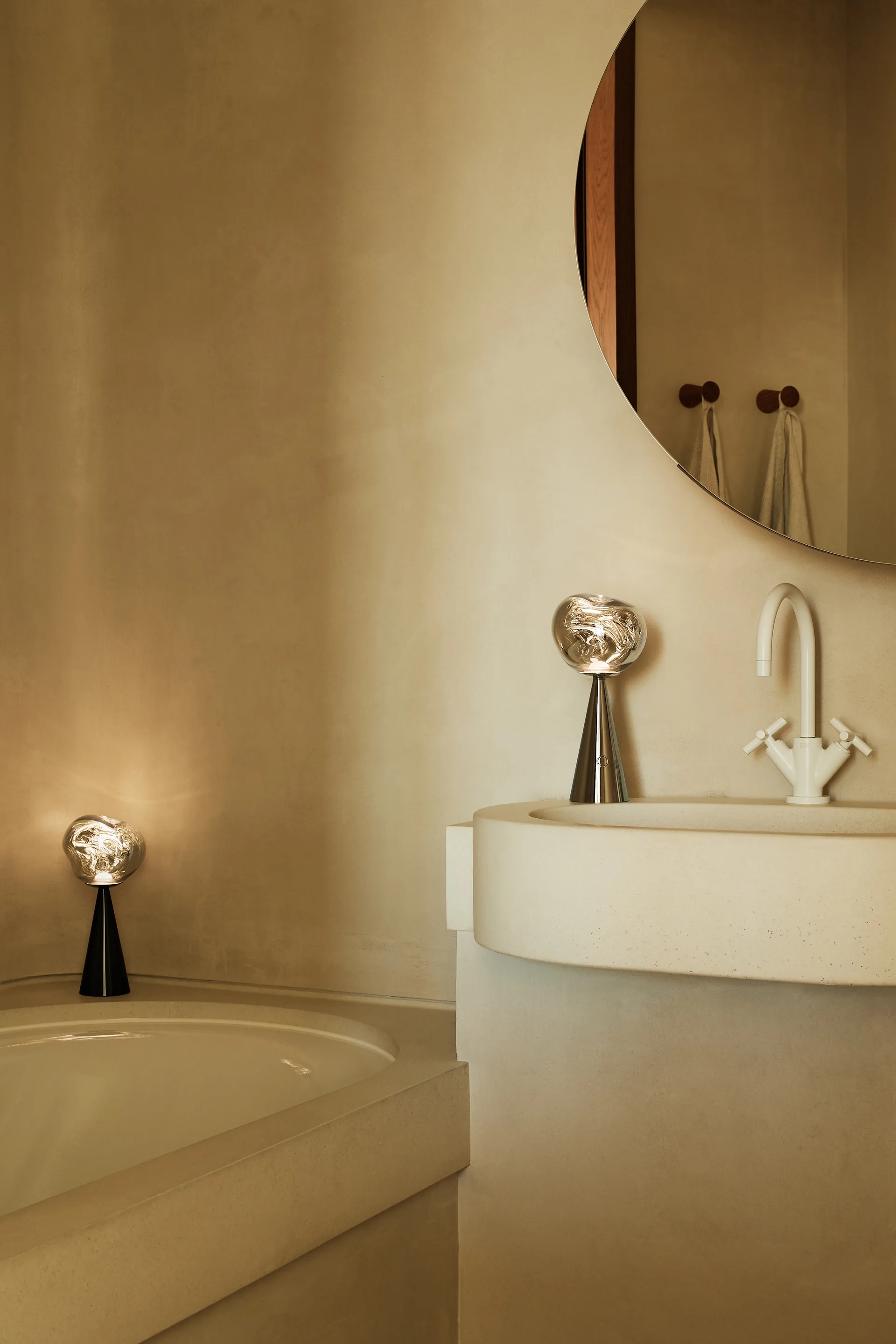 Lampa stołowa przenośna Melt LED 28,5 cm, Srebrny Tom Dixon