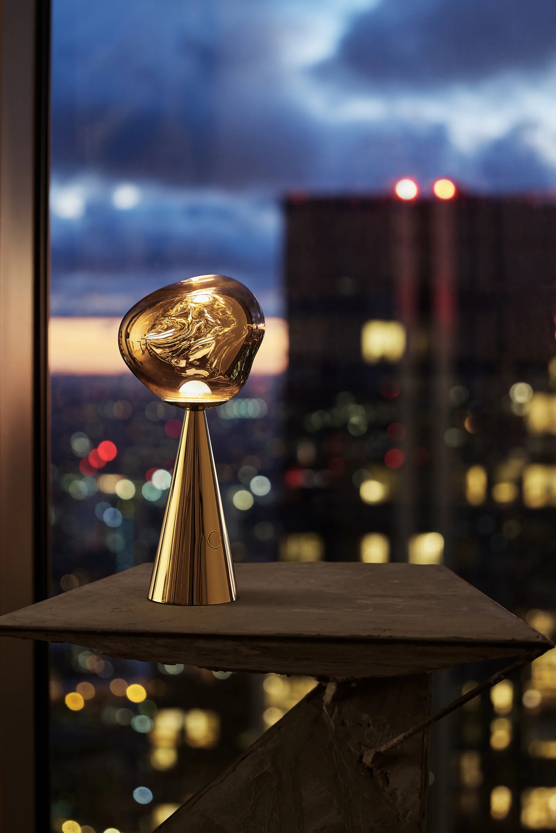 Lampa stołowa przenośna Melt, Złoty Tom Dixon