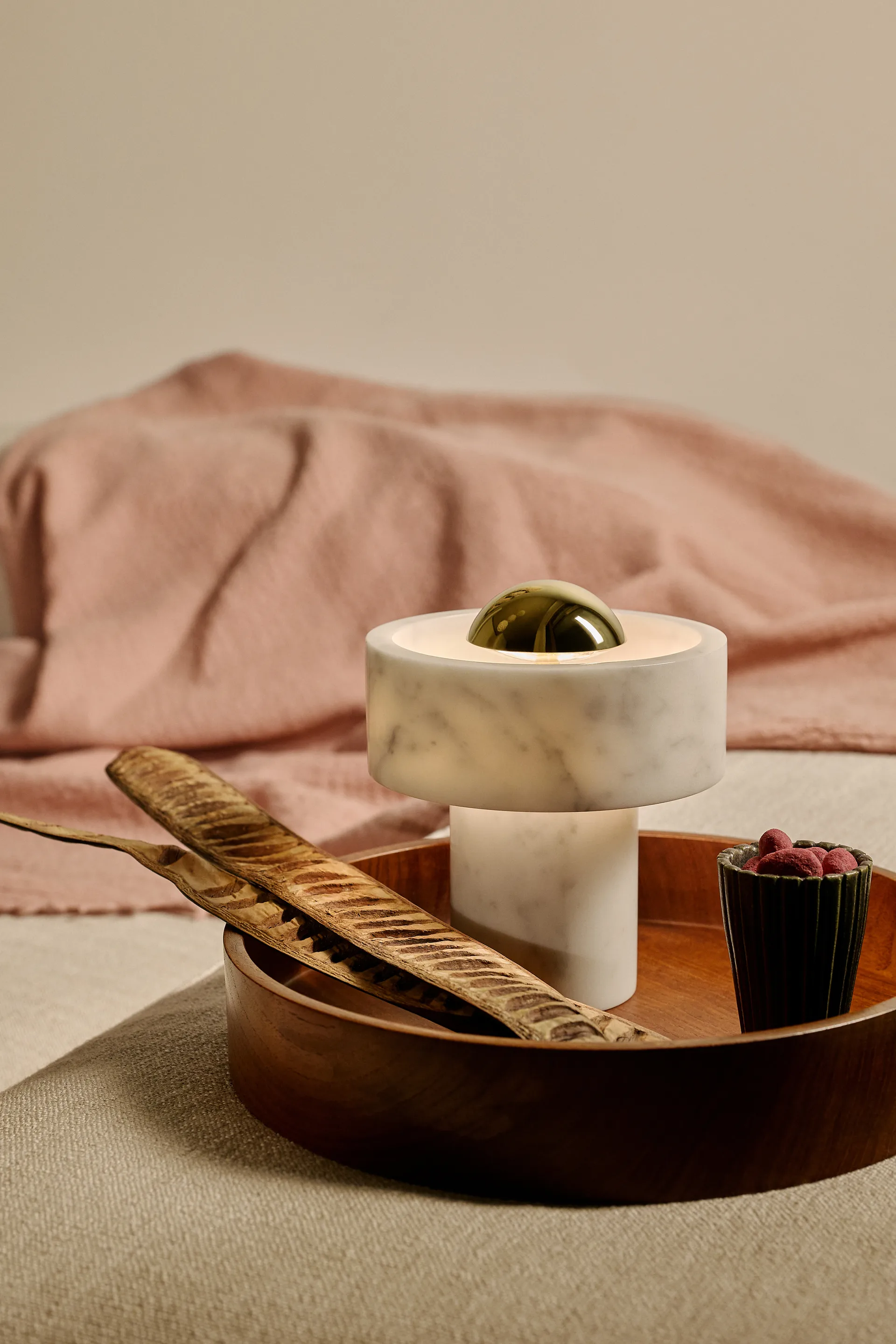 Lampa stołowa przenośna Stone LED 28 cm, Marmur-złoto Tom Dixon