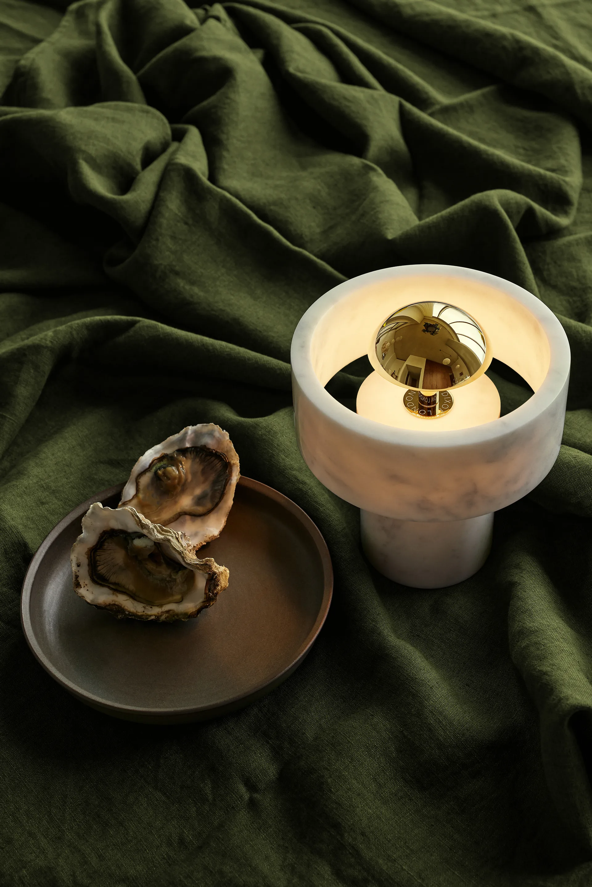 Lampa stołowa przenośna Stone LED 28 cm, Marmur-złoto Tom Dixon