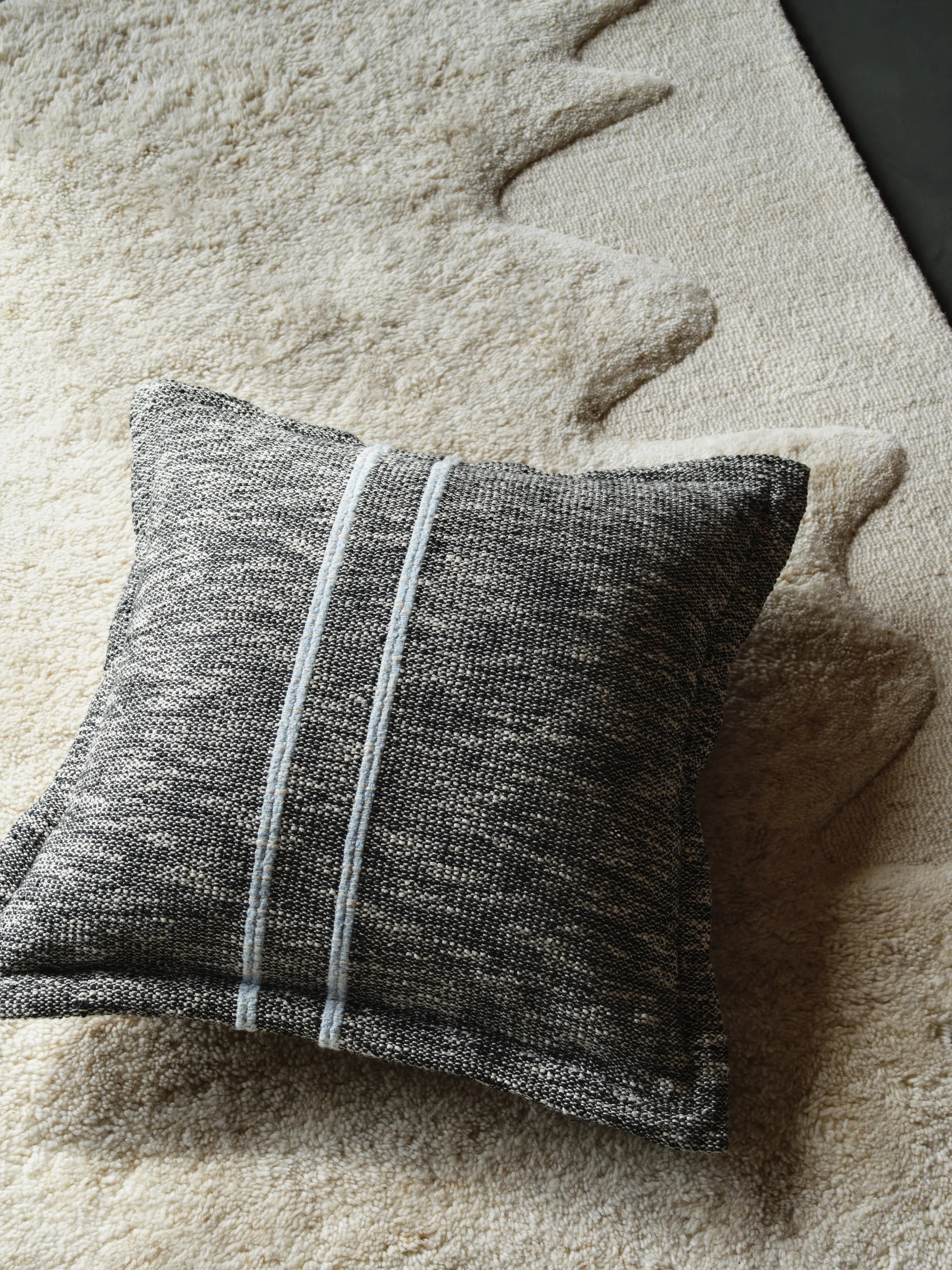 Poduszka dekoracyjna Track, Black, 56x56 cm Tom Dixon