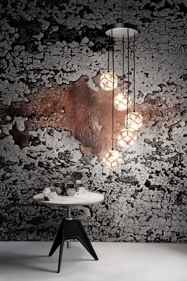 Stolik boczny Screw Ø60 cm, Biały marmur-żeliwo Tom Dixon