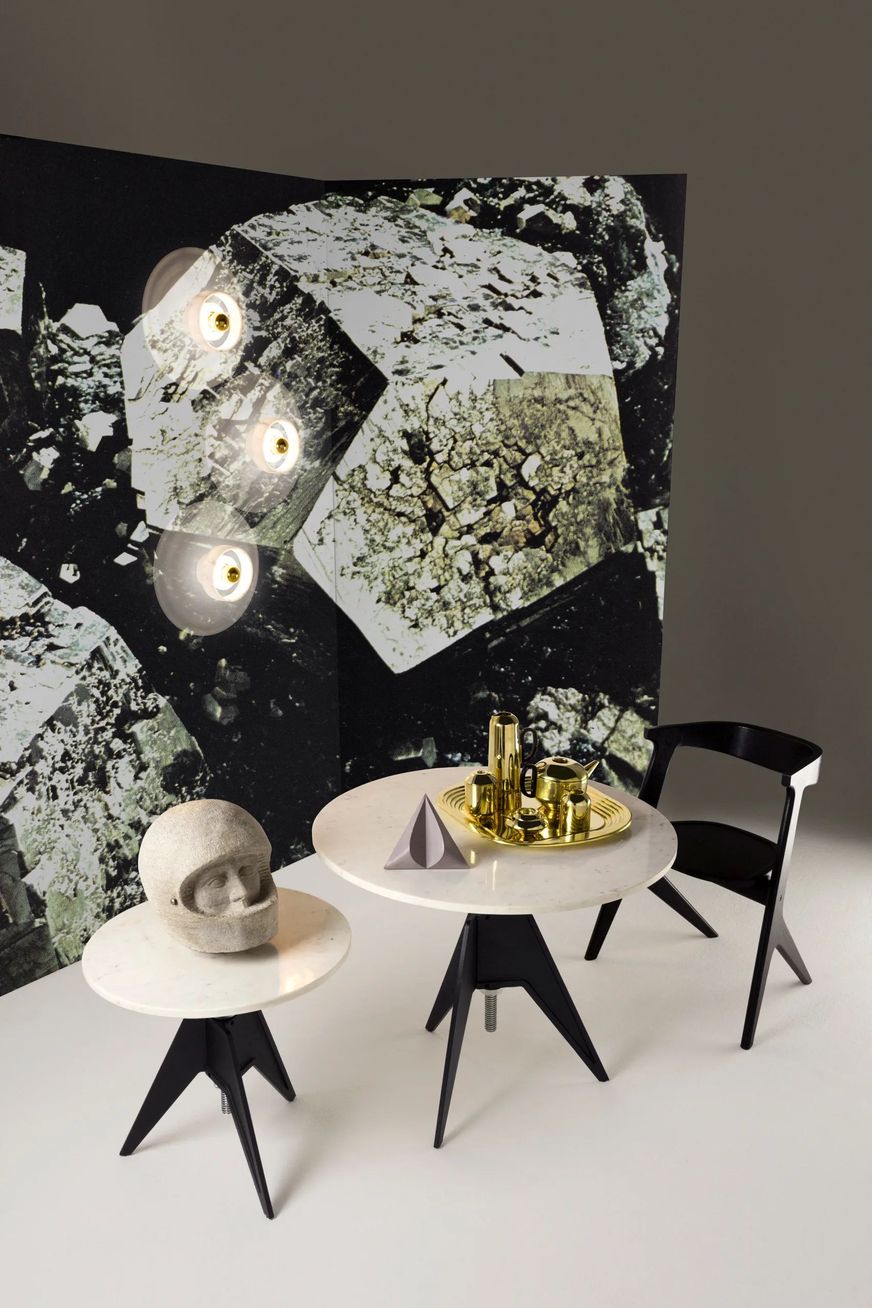 Stolik kawowy Screw Ø60 cm, Biały marmur-żeliwo Tom Dixon