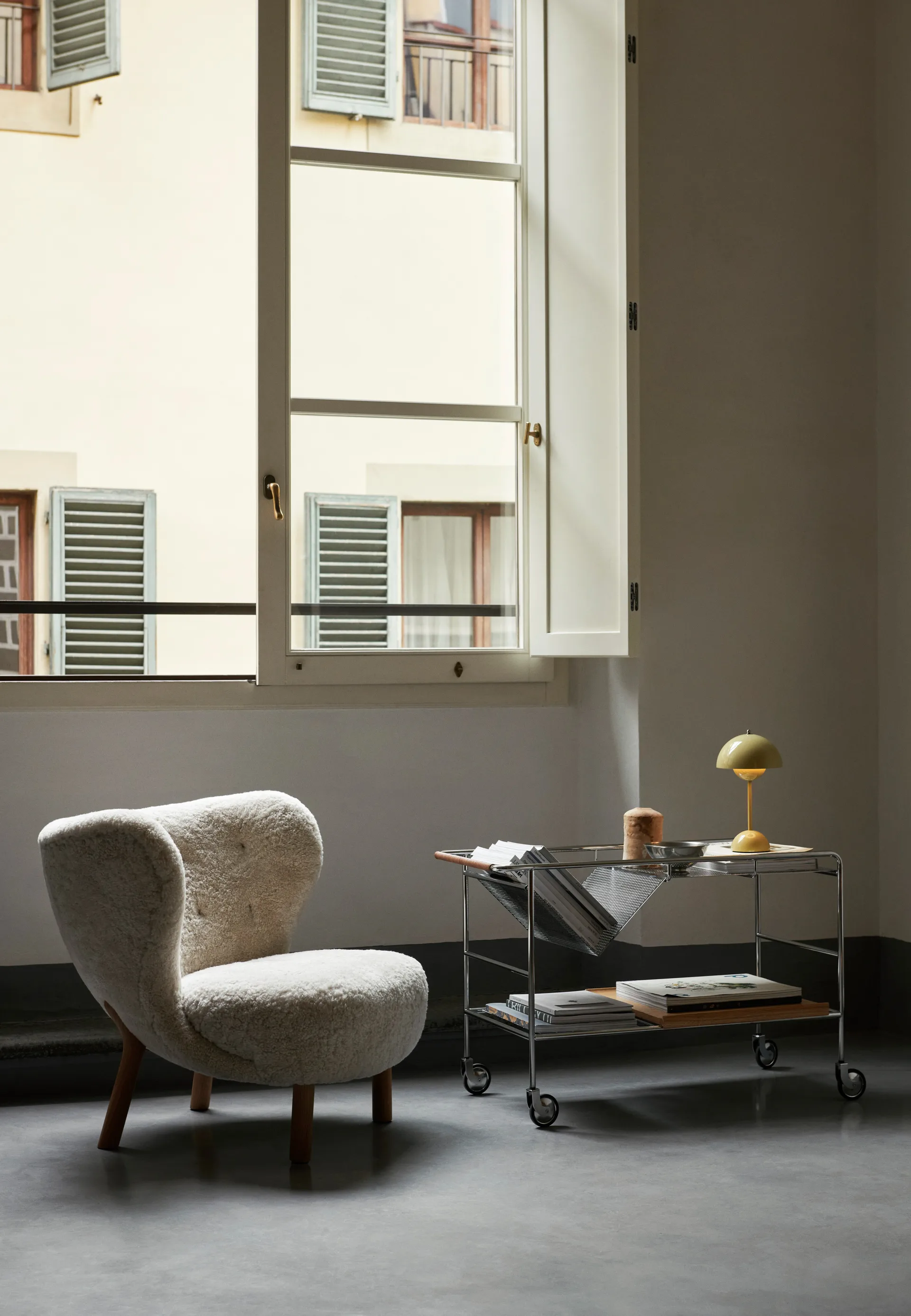 Barek na kółkach Alima dąb lakierowany, Chrom & lakierowany dąb &Tradition