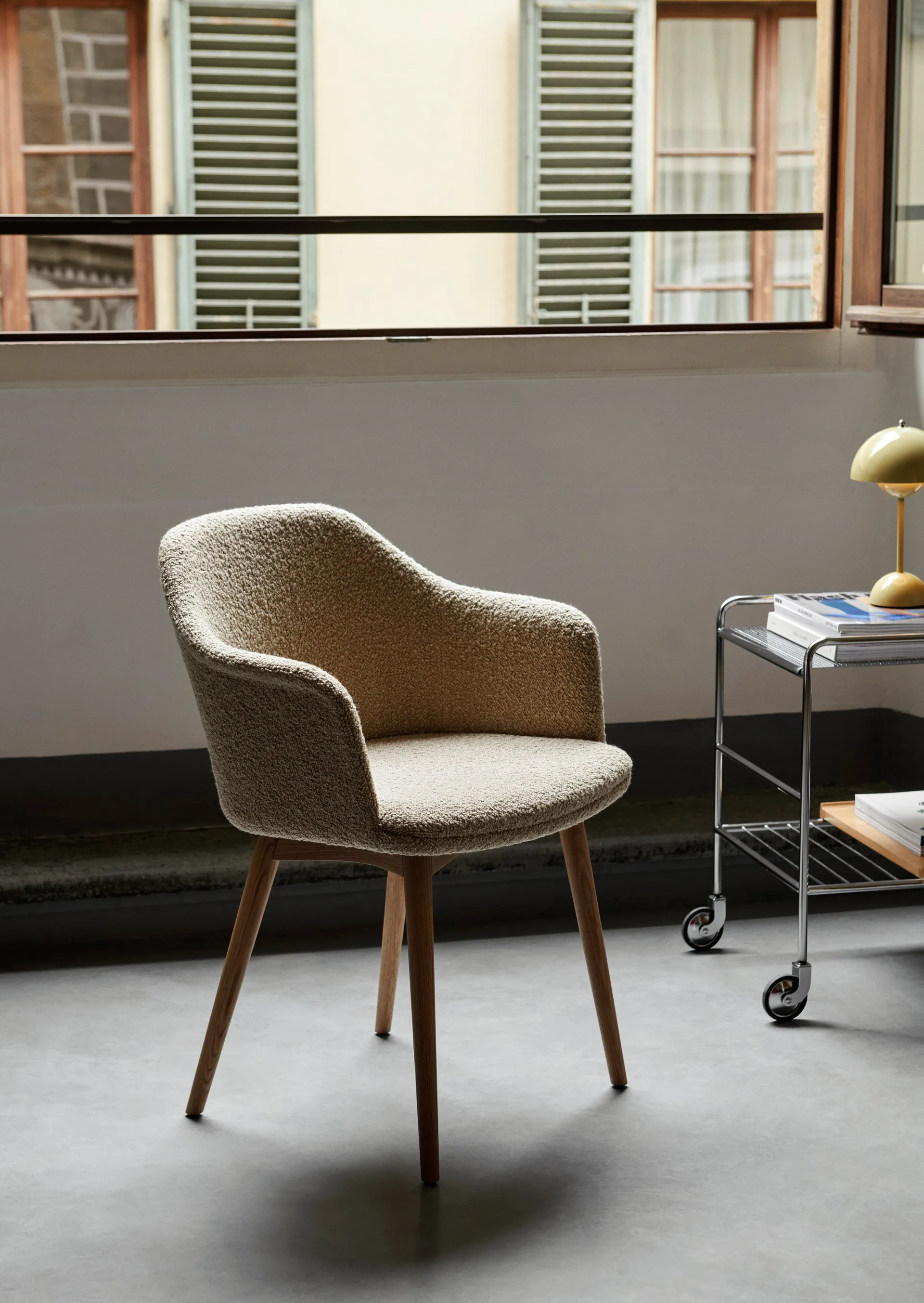 Barek na kółkach Alima dąb lakierowany, Chrom & lakierowany dąb &Tradition