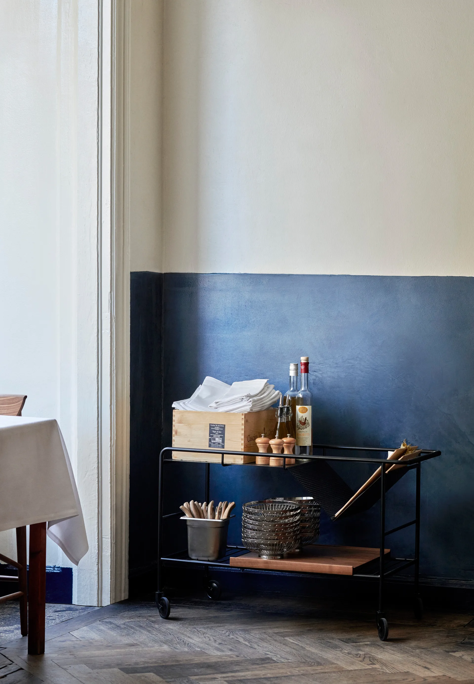 Barek na kółkach Alima orzech lakierowany, Czarny & lakierowany orzech &Tradition